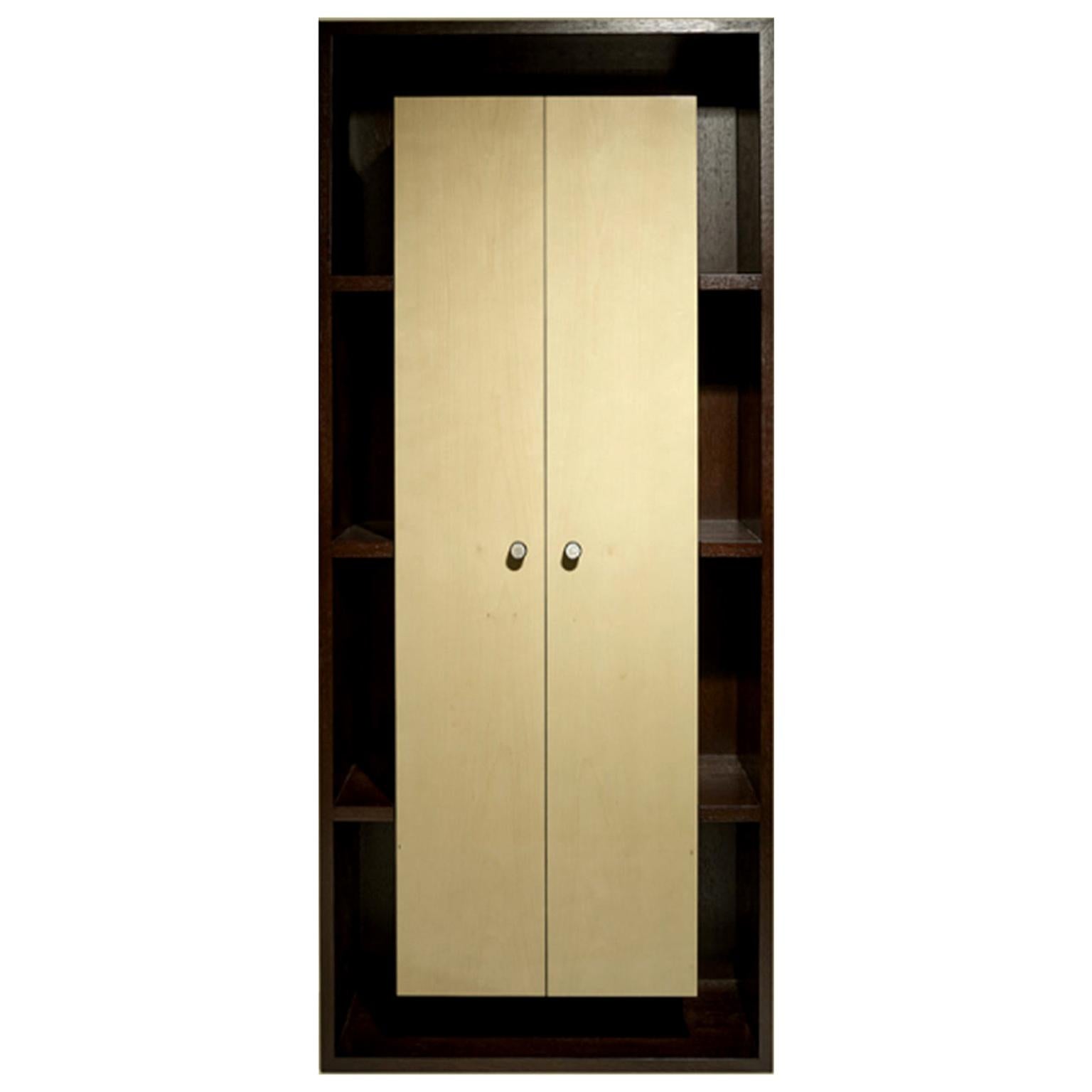 Armoire verticale contemporaine et personnalisable en wengé et sycomore 