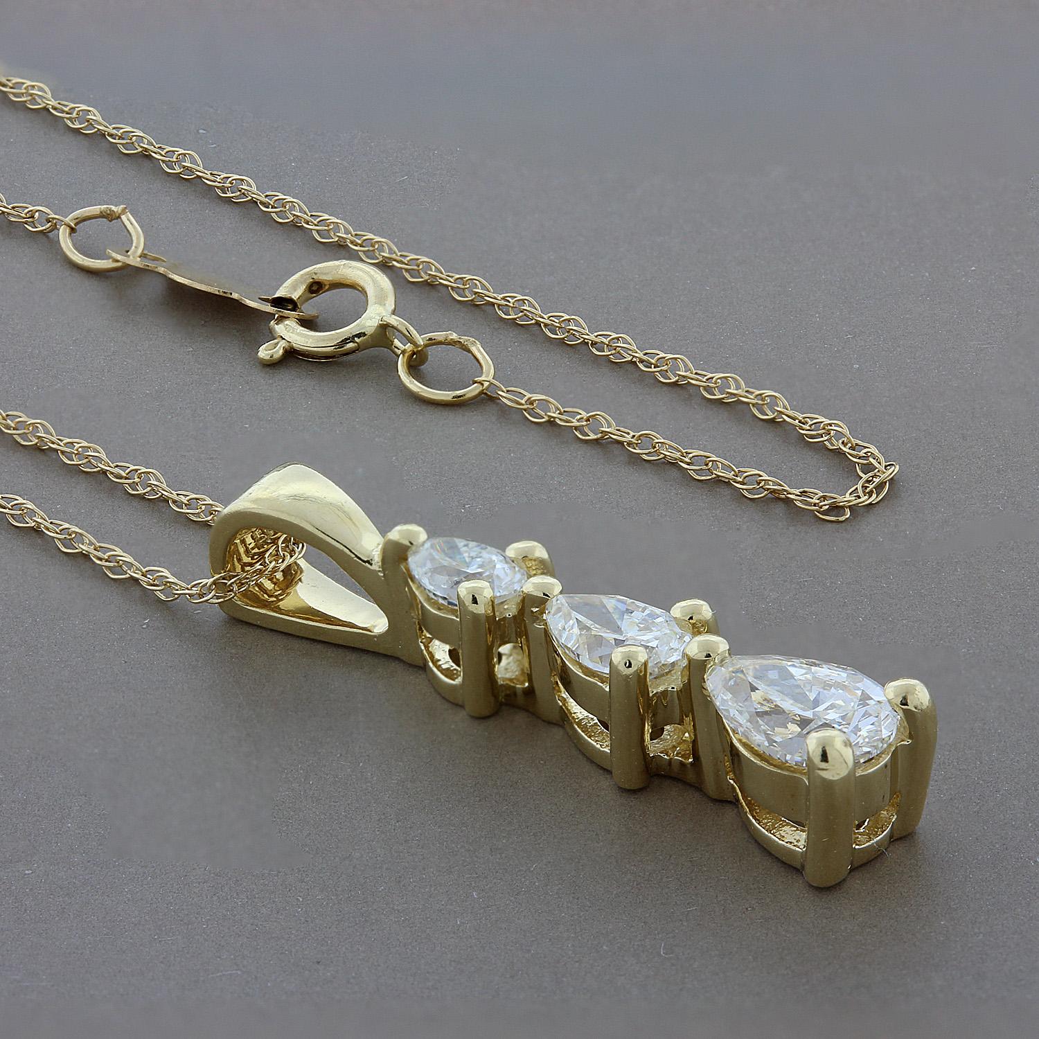 Un delicato pendente con 0,75 carati di diamanti taglio pera.  Incastonato in una barra verticale in oro giallo 14K.

Lunghezza della catena: 18 pollici
Lunghezza del ciondolo: 7/8 di pollice
Larghezza del ciondolo: 1/8 di pollice