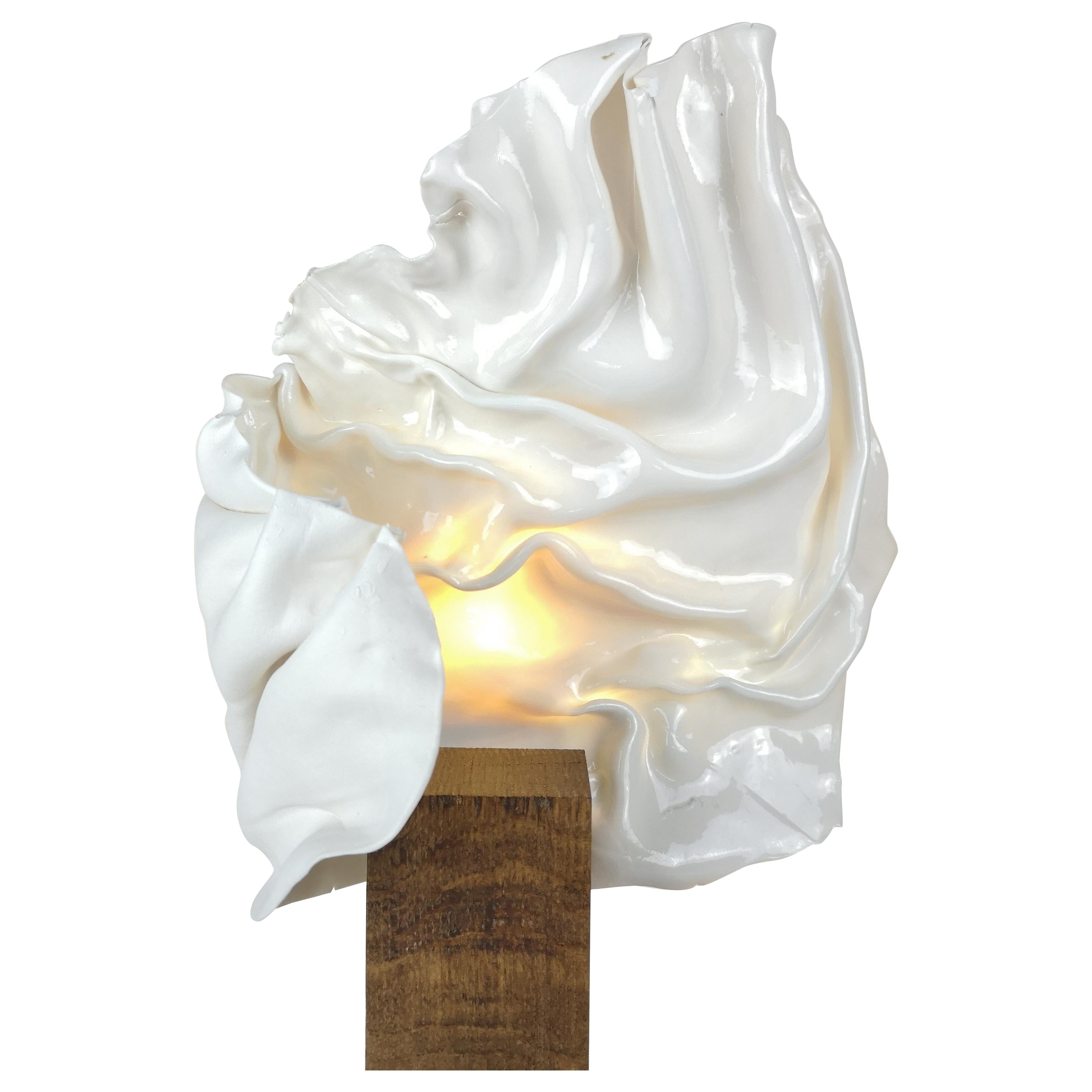 Sculpture verticale en draperie éclairée de Dora Stanczel