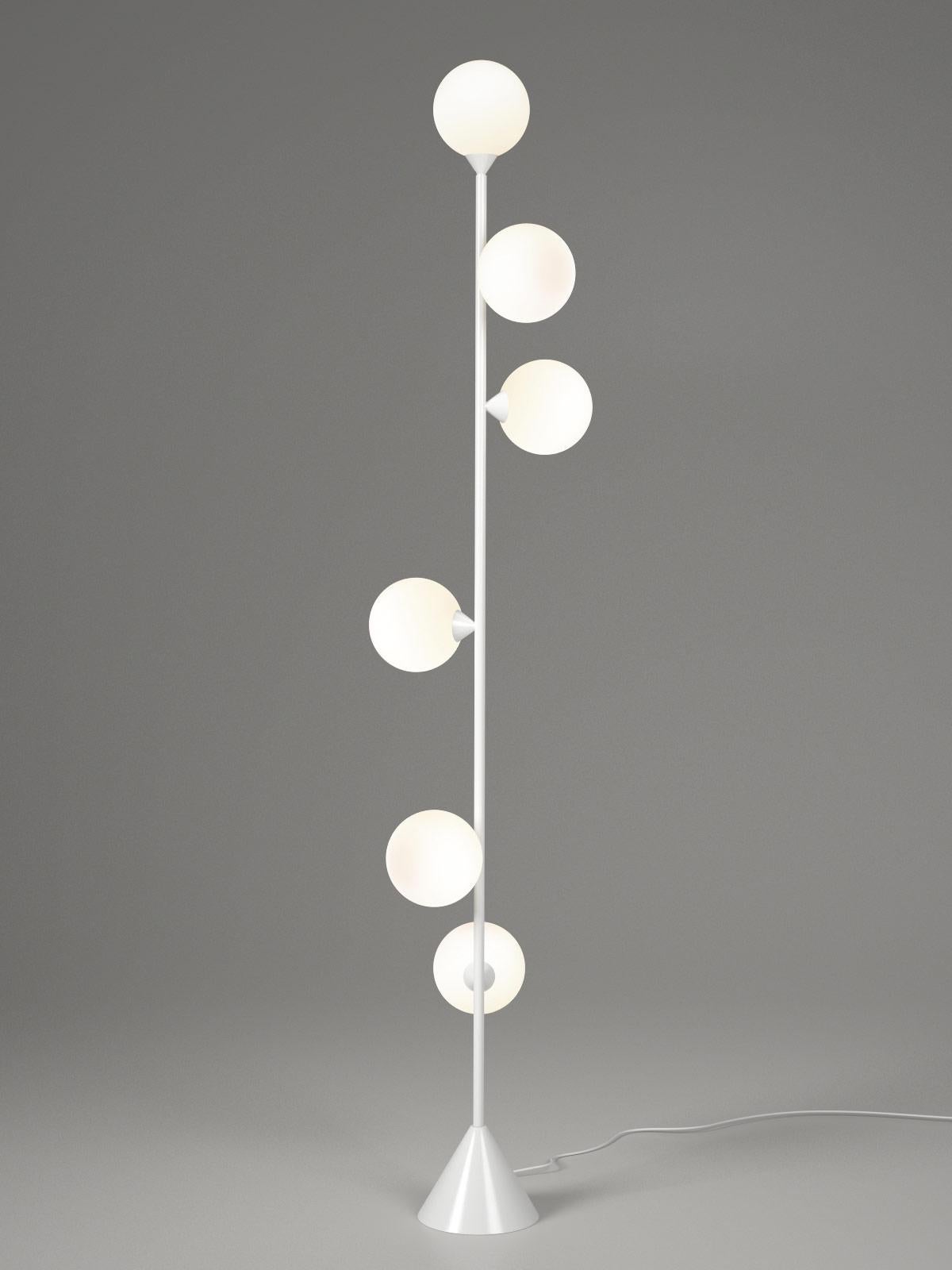 Vertikale Kugel-Stehlampe von Atelier Areti
Abmessungen: T 27 x B 27 x H 183 cm.
MATERIALIEN: Pulverbeschichtetes Metall, Glas.

Erhältlich in schwarzer, weißer oder Messingausführung.

Alle unsere Lampen können je nach Land verkabelt werden. Wenn