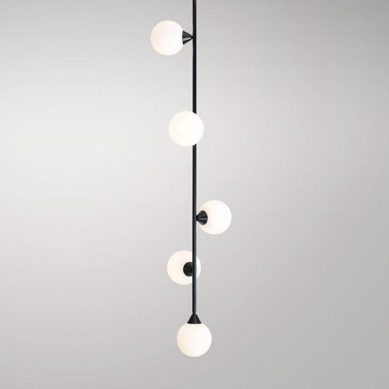 Postmoderno Lampada a sospensione a globo verticale di Atelier Ati in vendita