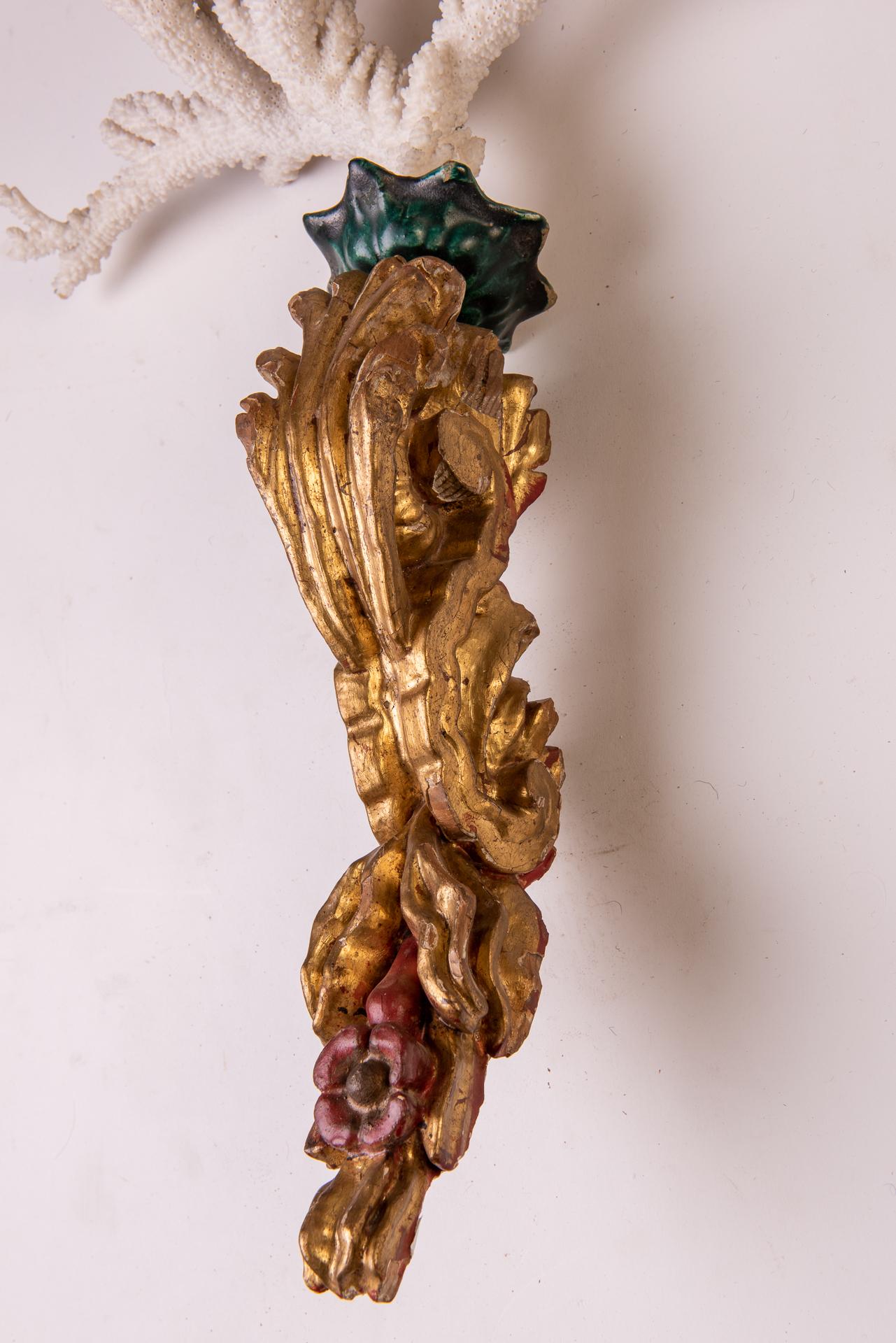 Italiano Fregio d'oro verticale con Madrepore in vendita