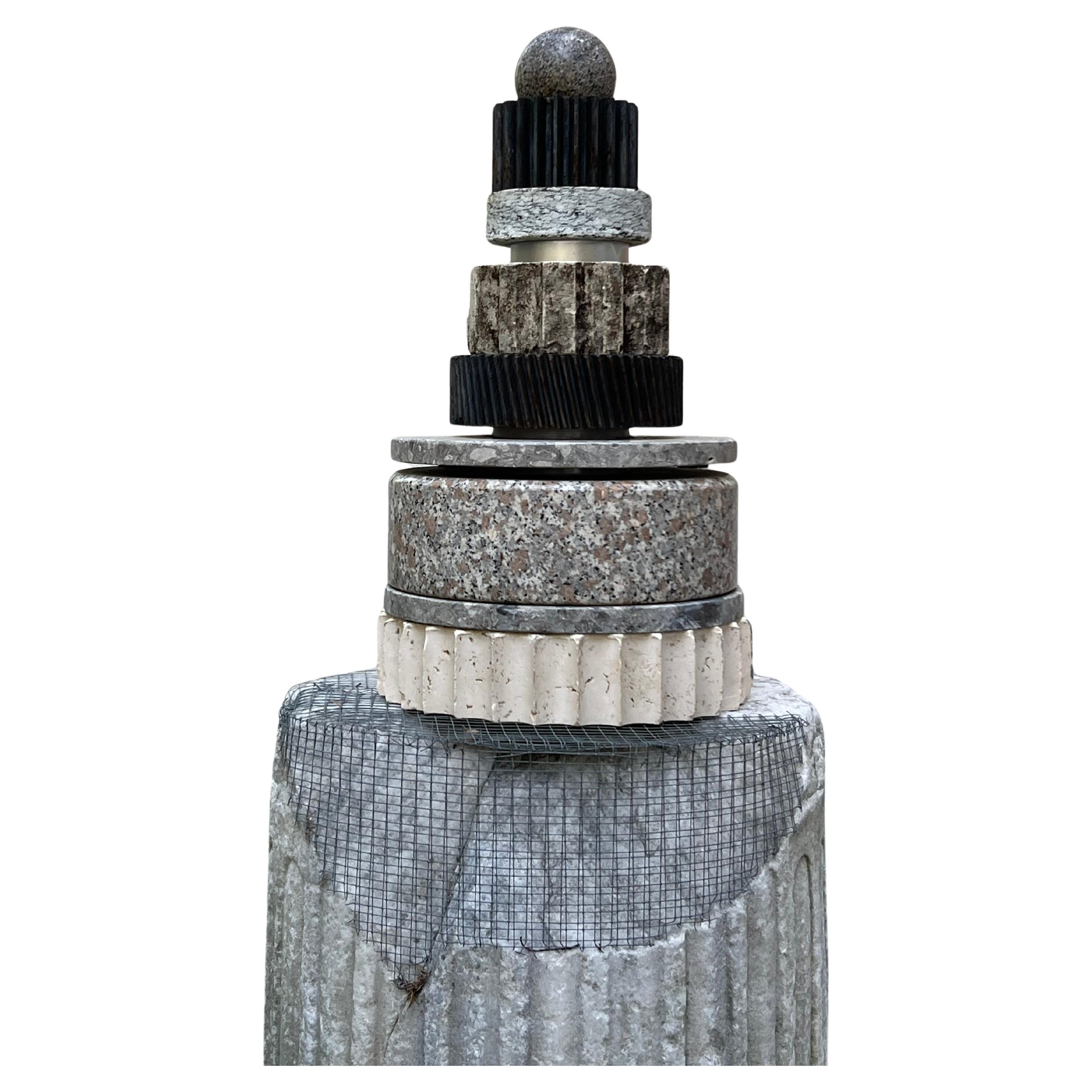 Scultura industriale - Totem moderno - Arte meccanica contemporanea

Scultura totem di Spinzi, con elementi in marmo, pietra e metallo. I blocchi comprendono vecchi ingranaggi di macchinari pesanti, parti di colonne in travertino e pietra calcarea e