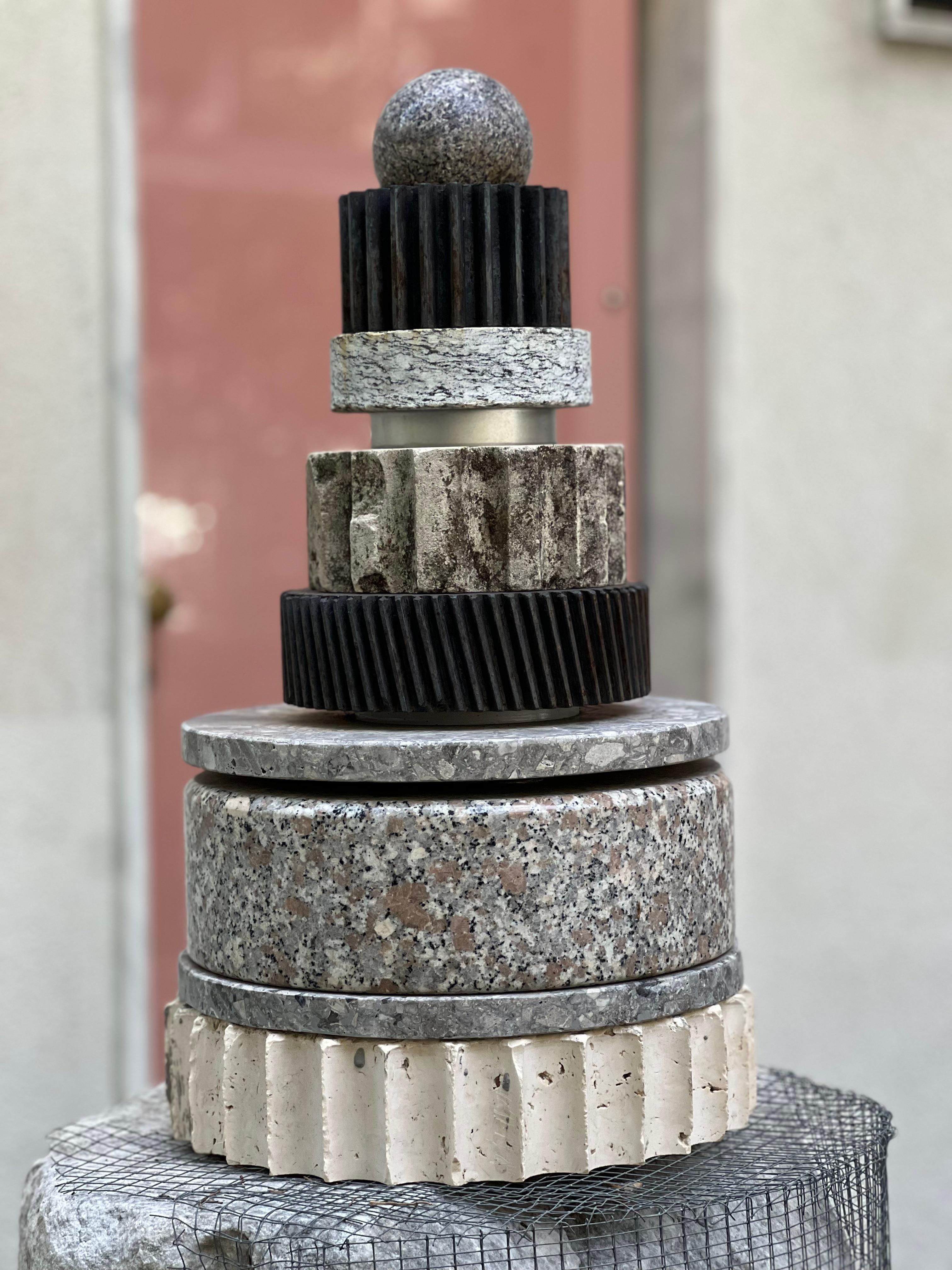 vertical Sculpture in Stone and Metal, Spinzi totem In condizioni discrete in vendita a Milano, IT