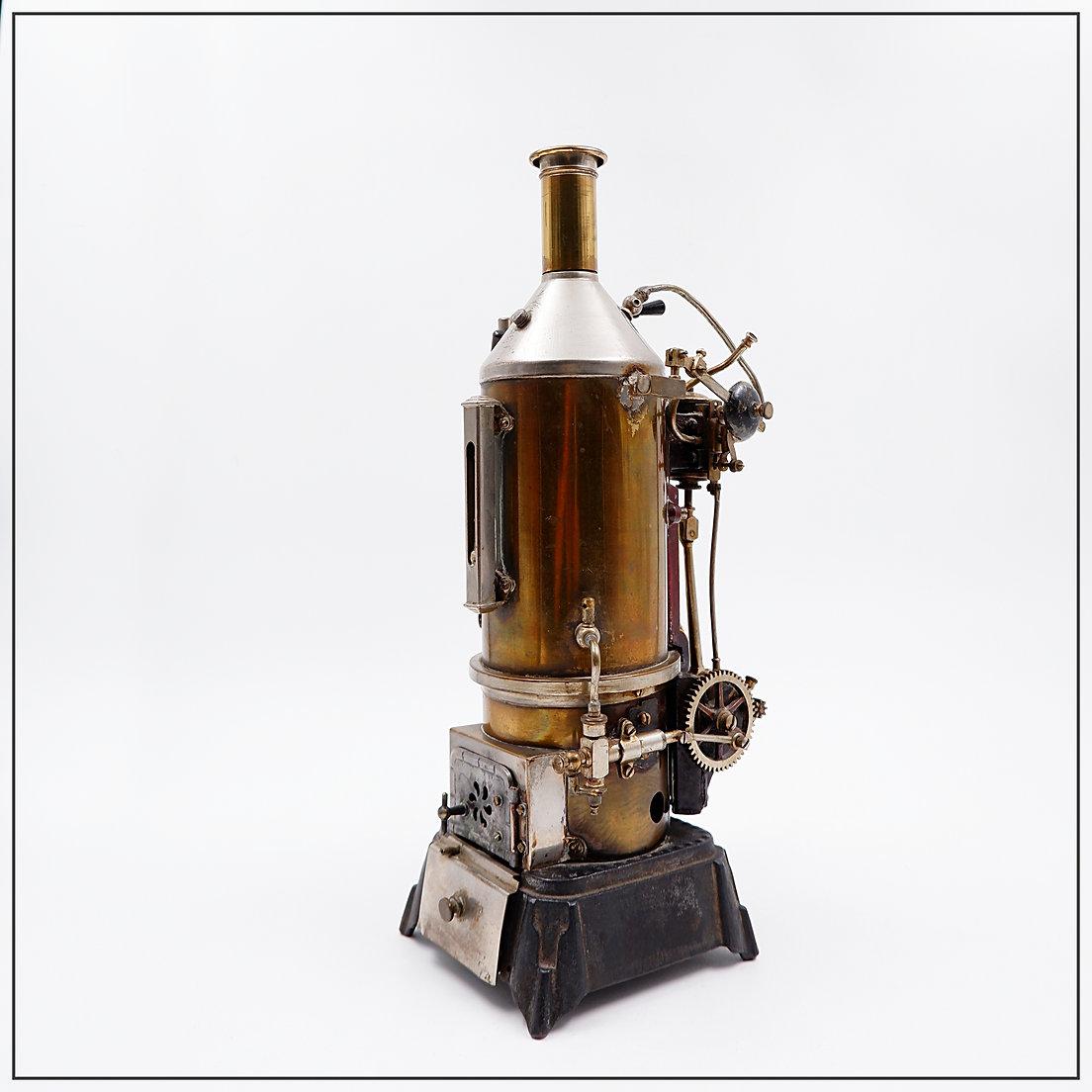 Miniatur - Dekoration - Kuriositätenobjekt
Maße: 17x12cm H:35cm 
MATERIALIEN : Kupfer - Métal 
Diese Dampfmaschinen waren nicht nur Spielzeug, sondern auch eine faszinierende und lehrreiche Möglichkeit, die Menschen in dieser Zeit mit Technik und