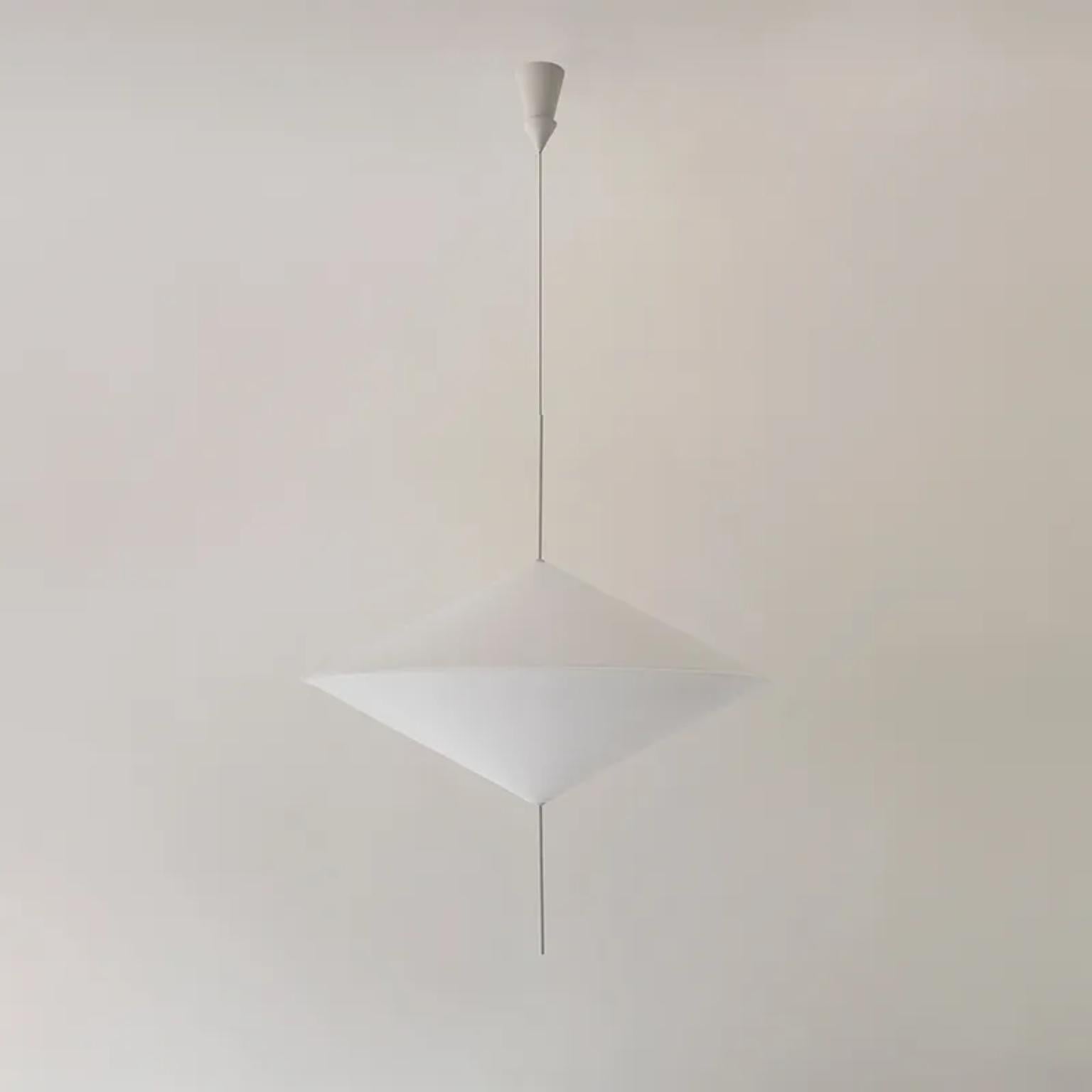 Lampada a sospensione Vértice di WJ Luminaire
Dimensioni: Ø 70 x H. 40 cm. 
Materiali: Alluminio e acrilico.

Disponibile in diverse opzioni di colore dell'alluminio. La lunghezza del cavo è di 500 cm. Contattateci.

Tutte le nostre lampade possono