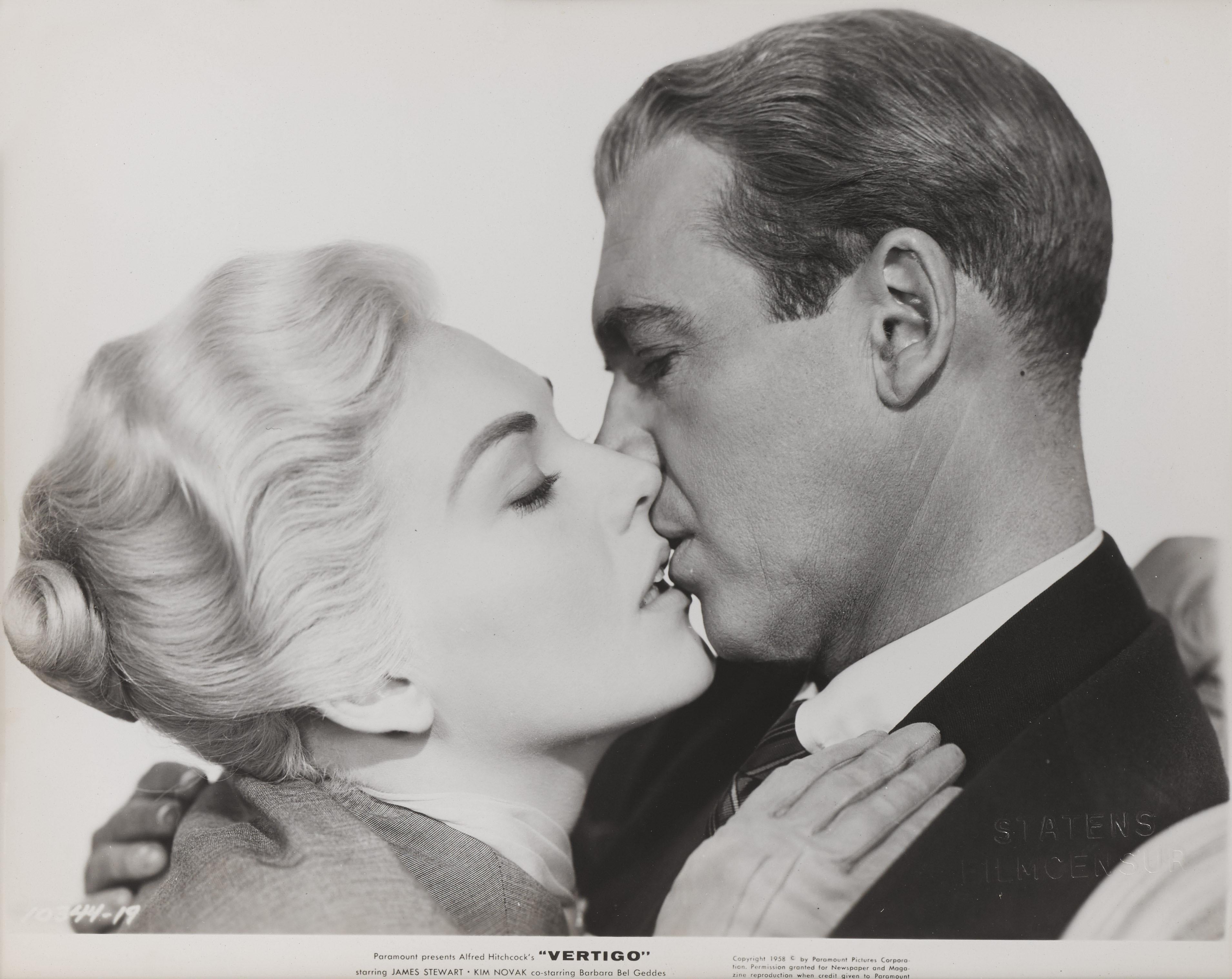 Amerikanisches Original-Fotostandbild aus dem Film Vertigo, 1958. Mit James Stewart und Kim Novak in den Hauptrollen und unter der Regie von Alfred Hitchcock. Dieses Stück ist gerahmt in einem Sapele-Holz
Rahmen mit säurefreien Passepartouts und