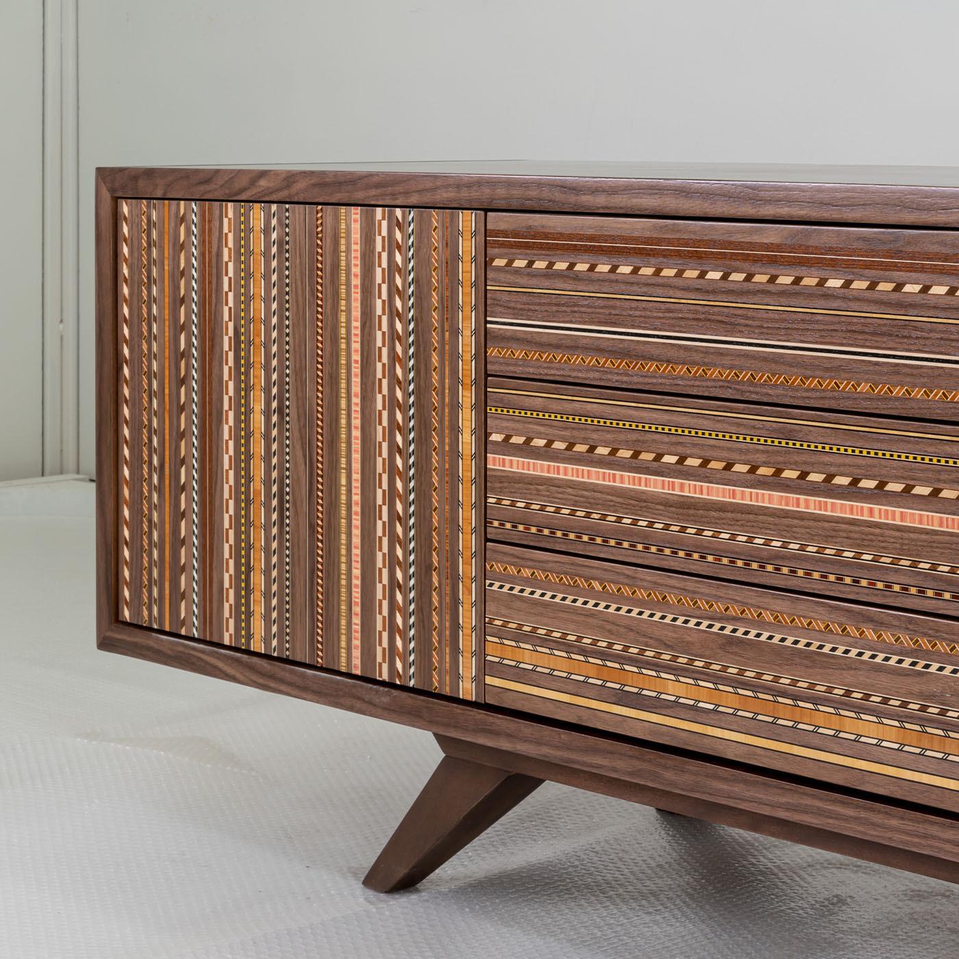 Italiano Credenza Vertigo in noce intarsiato policromo di CG Capelletti in vendita