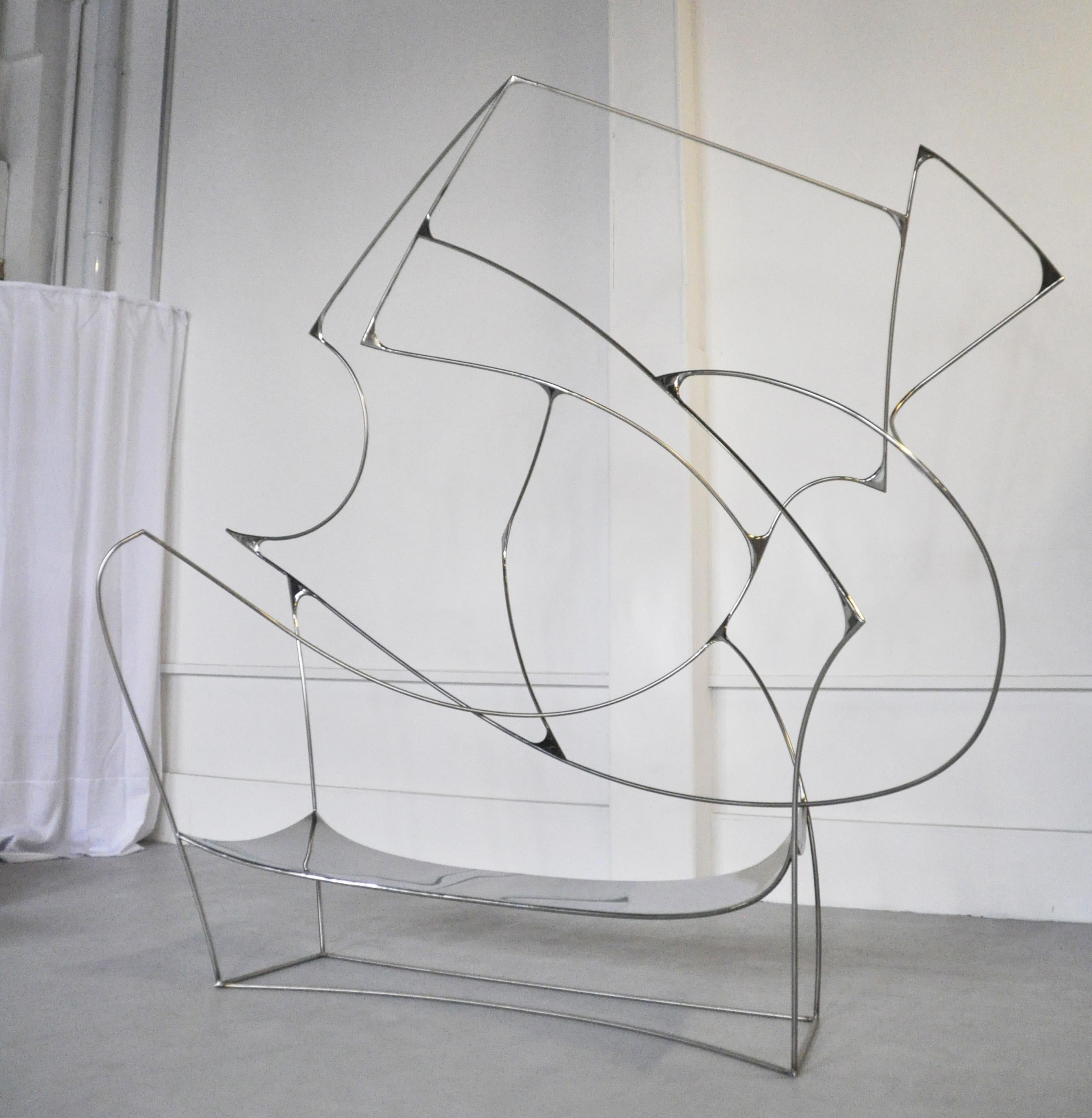 Banc sculptural Vertigo IV de Pol Quadens 
Pièce unique.
Dimensions : D 120 x L 400 x H 250 cm.
Matériaux : Acier inoxydable poli.

Pol Quadens est né à Bruxelles. Son père était actif dans les domaines des composites et de l'industrie