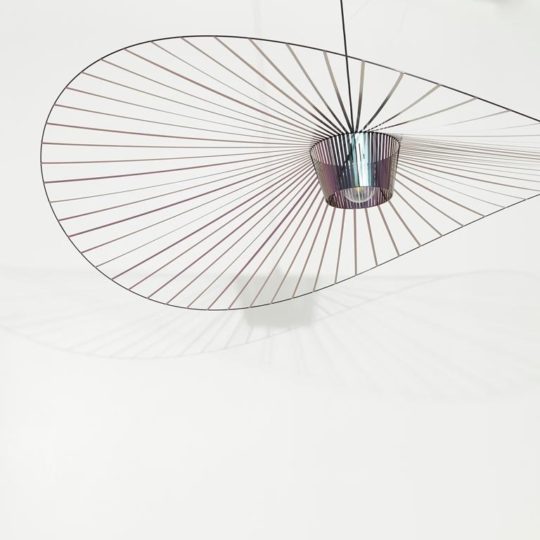 La lampe suspendue Vertigo est une icône de Petite Friture. Créée par la designer Constance Guisset, elle a suscité l'enthousiasme des professionnels du design. Reconnu très tôt par Rossana Orlandi, ce grand lustre design a intégré un florilège de