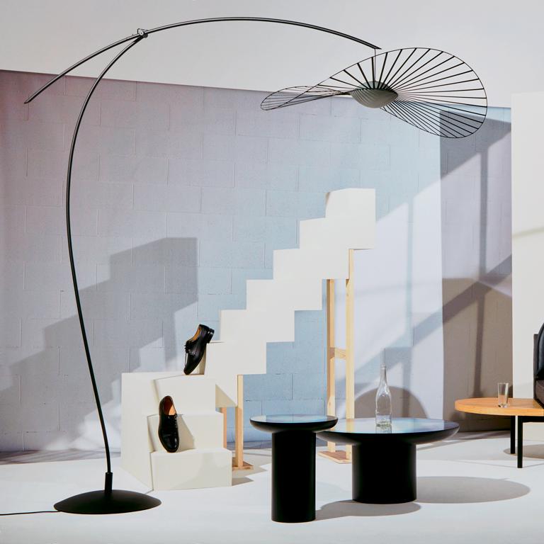 PETITE FRITURE Vertigo Nova, Stehlampe, Schwarz/Weiß, Designer Constance Guisset im Zustand „Neu“ im Angebot in New York, NY