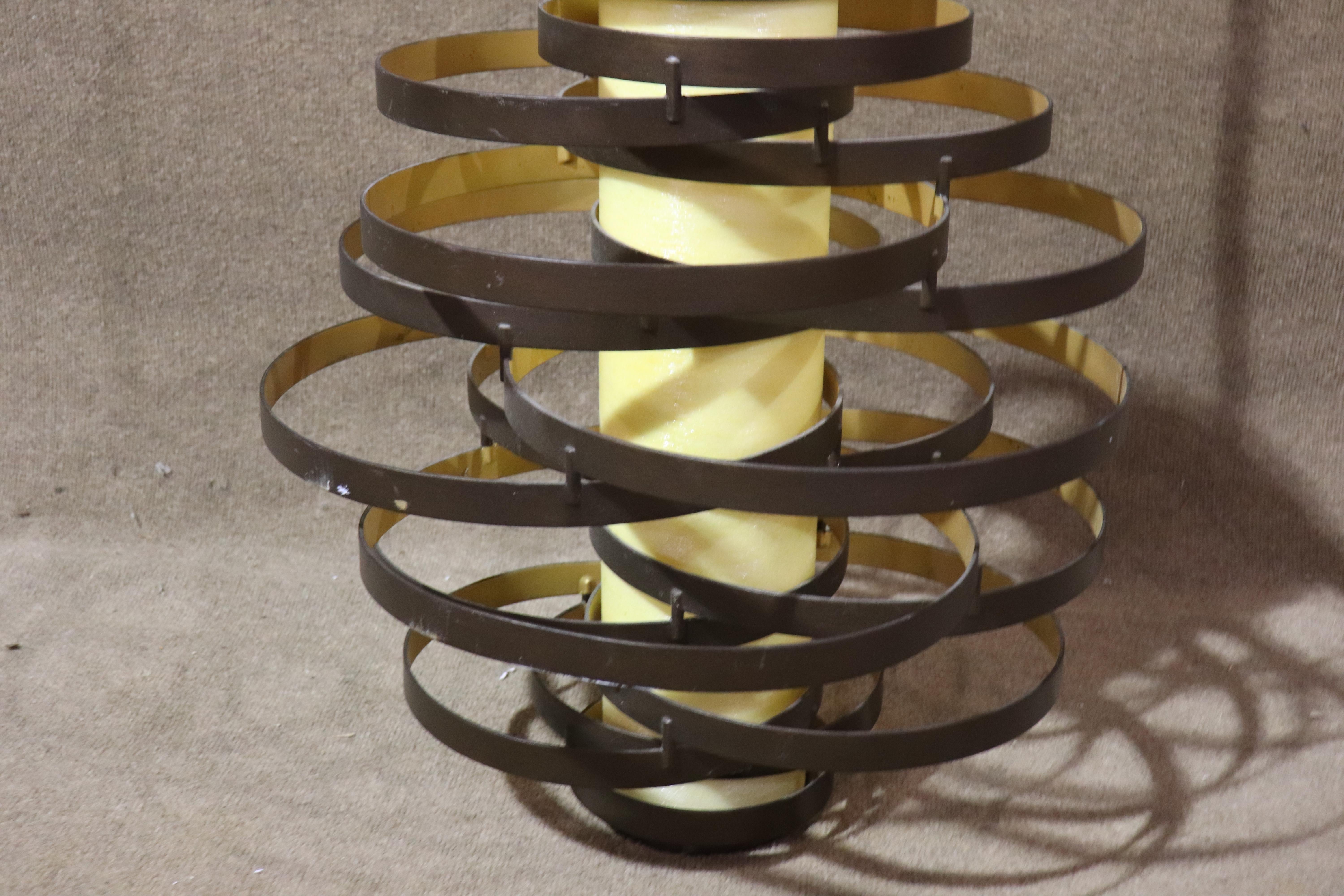 Questo pendente singolo di Corbett Lighting è caratterizzato da anelli di metallo attorno a un paralume in fibra di vetro. Ogni anello è di colore marrone ruggine all'esterno e oro riflettente all'interno.
Si prega di confermare la posizione NY o NJ