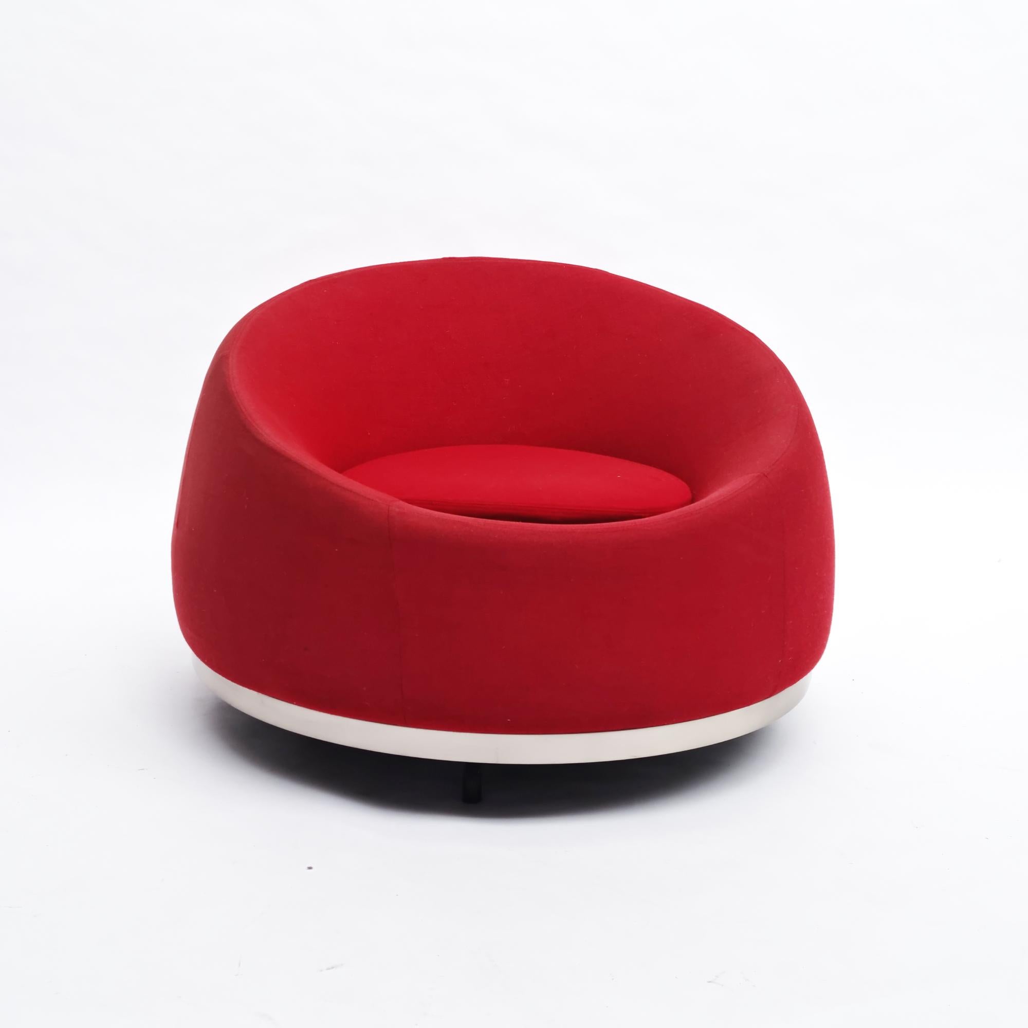 Auf der Suche nach unverwechselbaren gebrauchten Designstücken stieß Sander auf ein bemerkenswertes Kleinod - einen italienischen Vintage-Sessel aus den achtziger Jahren. Dieser drehbare Vertigo-Sessel ist mit einer Polsterung aus Polyurethanschaum
