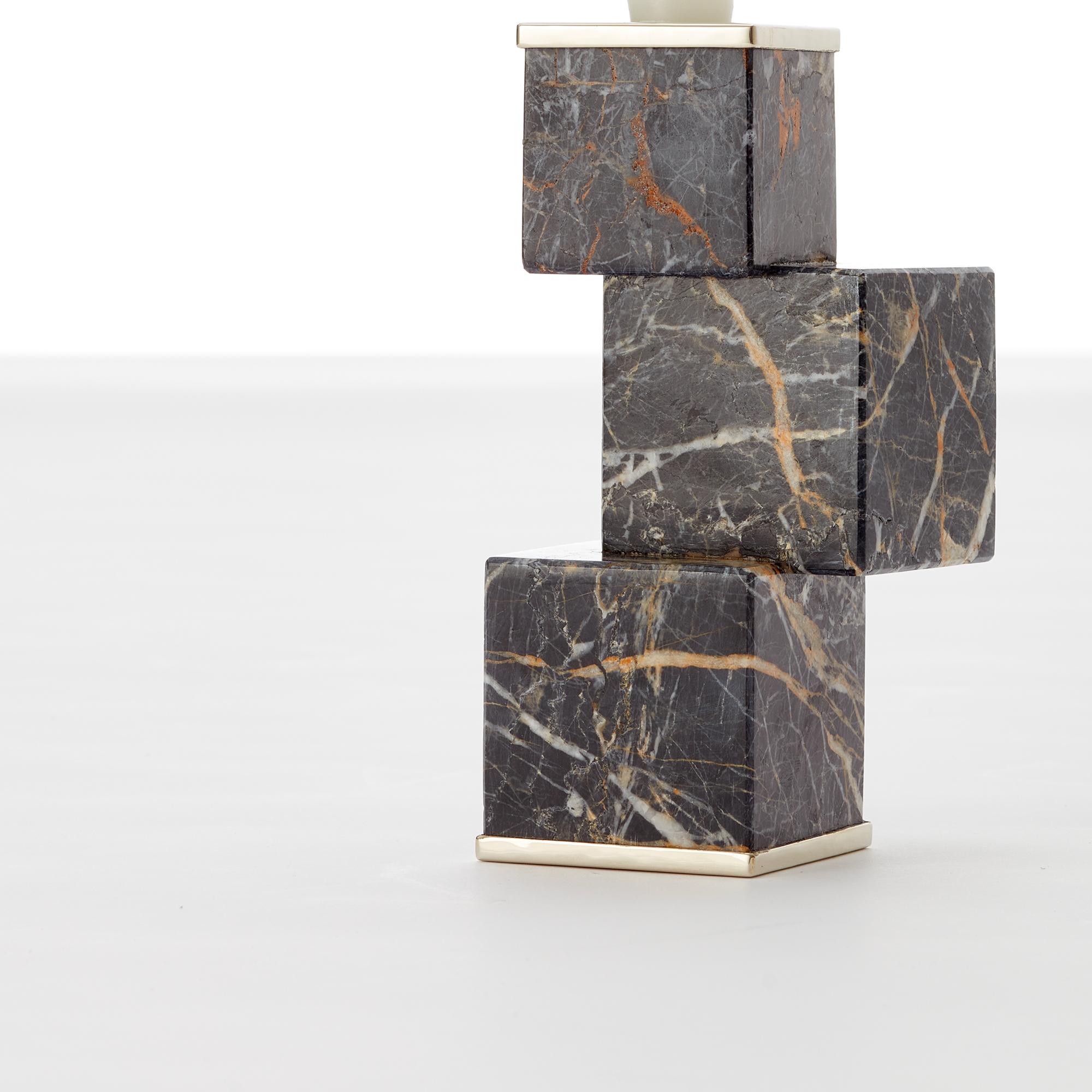 Eine Komposition aus Onyx und Alpaka-Metall. Inspiriert von den reinen und wesentlichen Linien einer Struktur aus massiven Steinen, mit einer Schwindelstabilität.

Unsere Stücke werden von Hand gefertigt. Ein Unikat.
Alle natürlichen Steine können
