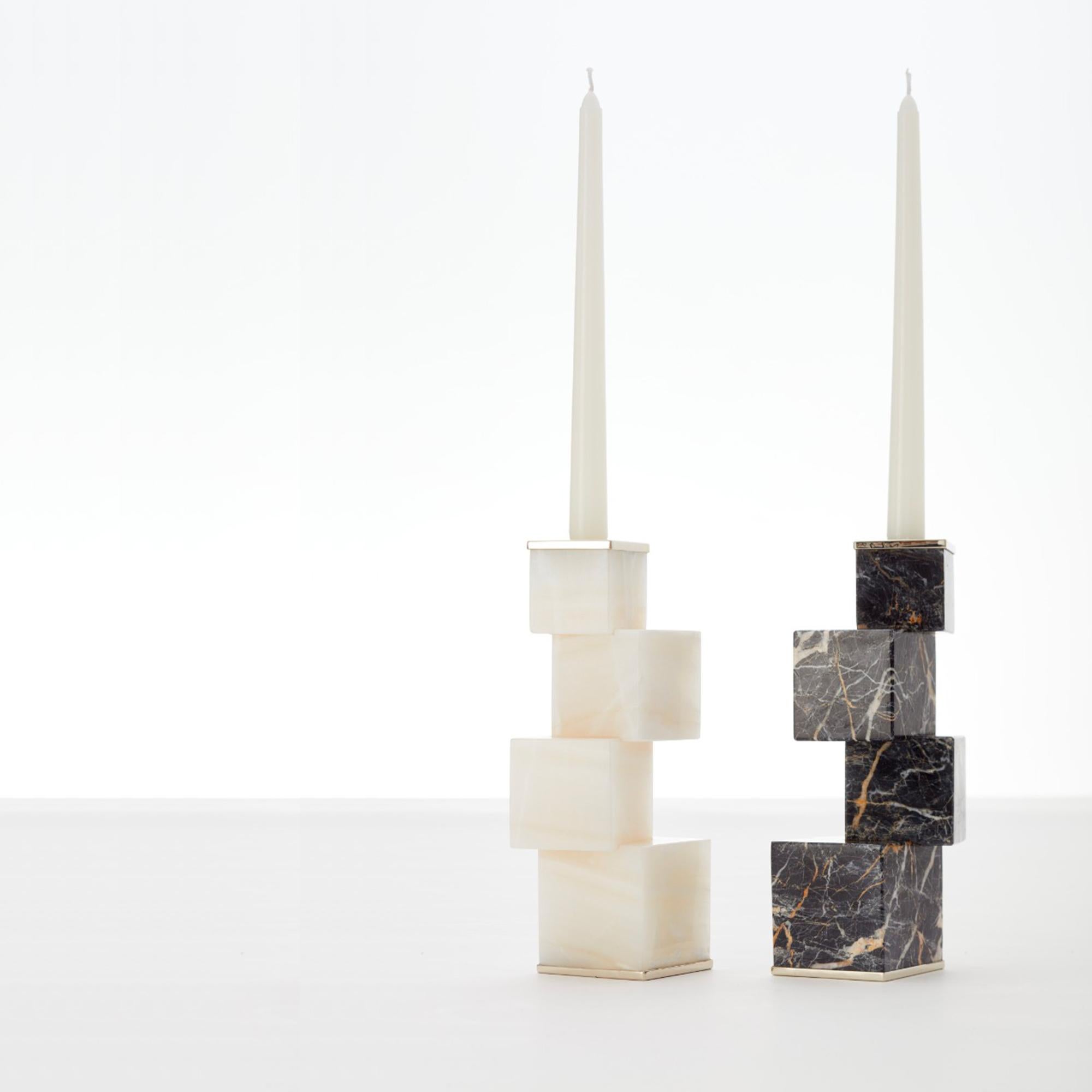 Kerzenhalter aus cremefarbenem Onyx-Stein von Vertigo (Handgeschnitzt) im Angebot