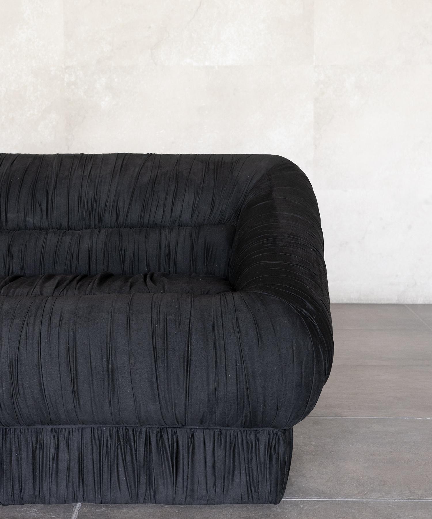 VERVE SOFA - Faux daim noir par SHO MODERN Neuf - En vente à Laguna Niguel, CA