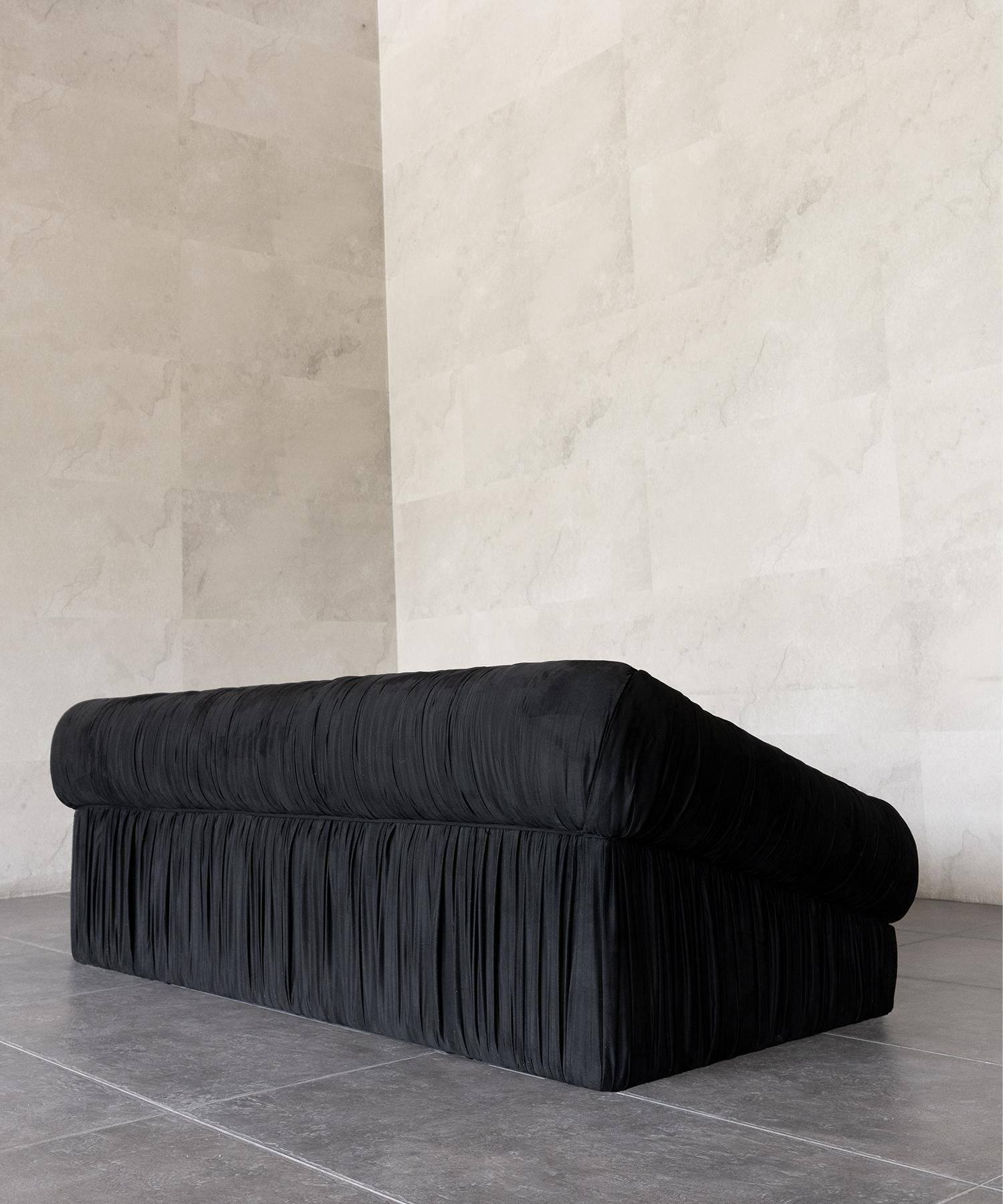 XXIe siècle et contemporain VERVE SOFA - Faux daim noir par SHO MODERN en vente