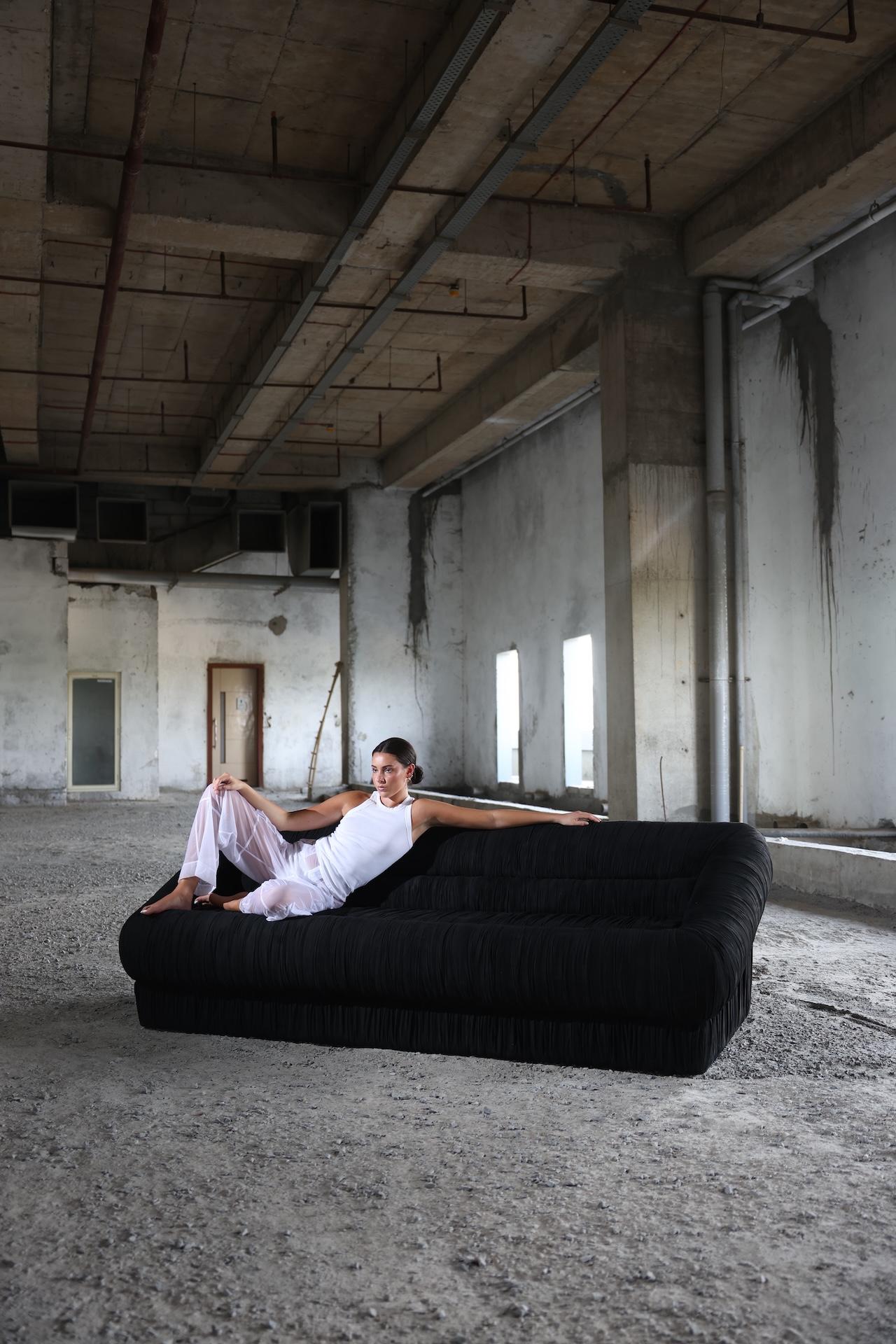 VERVE SOFA - Faux daim noir par SHO MODERN en vente 1