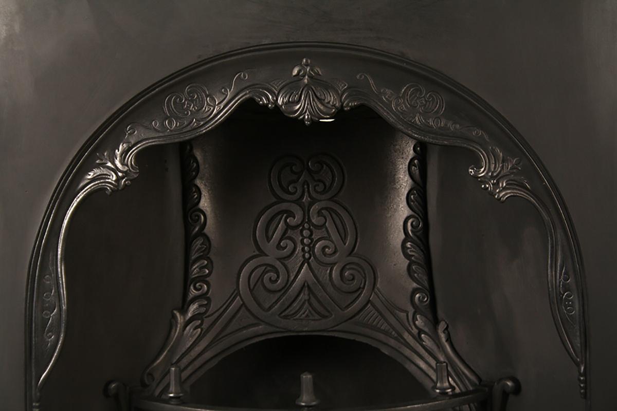 Antique early Victorian arched register grate, circa 1850.
A very attractive ornate antique early Victorian Arched register grate with decorative detail around the opening, bars and fireback, circa 1850.

Measures: External width 36