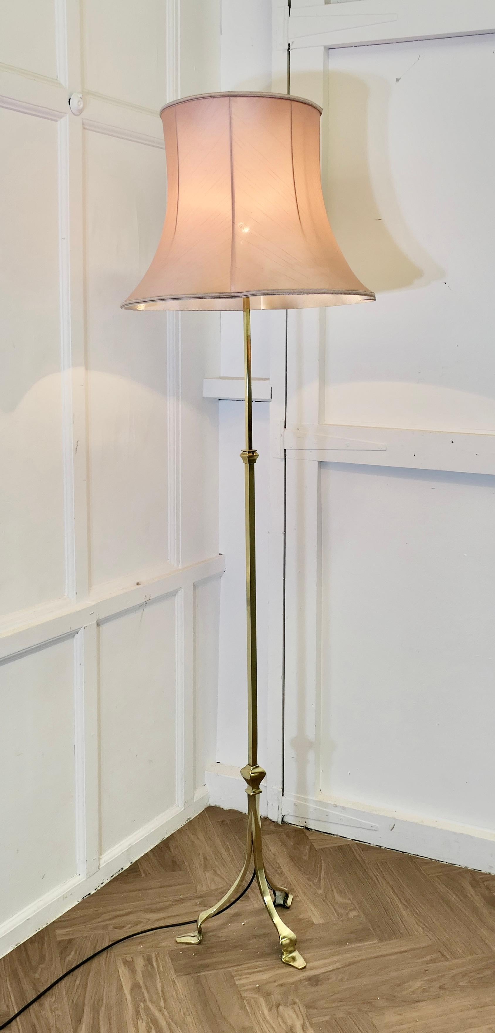 Très attrayant lampadaire Arts and Crafts en laiton, lampe standard

Il s'agit d'une pièce très attrayante, la lampe a une longue et mince base en laiton qui a de délicats pieds en forme de pad.
La lampe est livrée avec un abat-jour doublé de rose