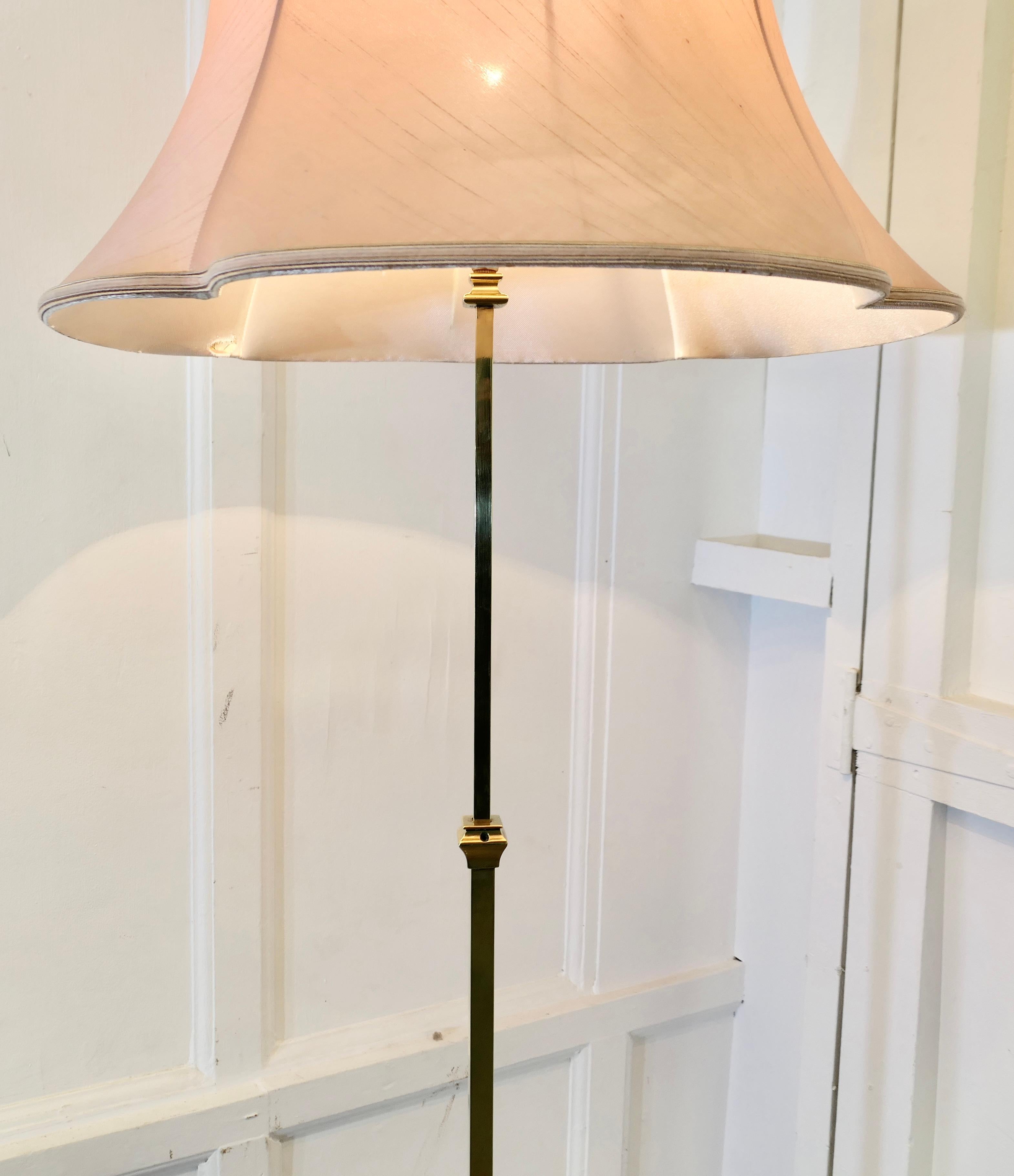 Début du 20ème siècle Très attrayant lampadaire Arts and Crafts en laiton, lampe standard en vente