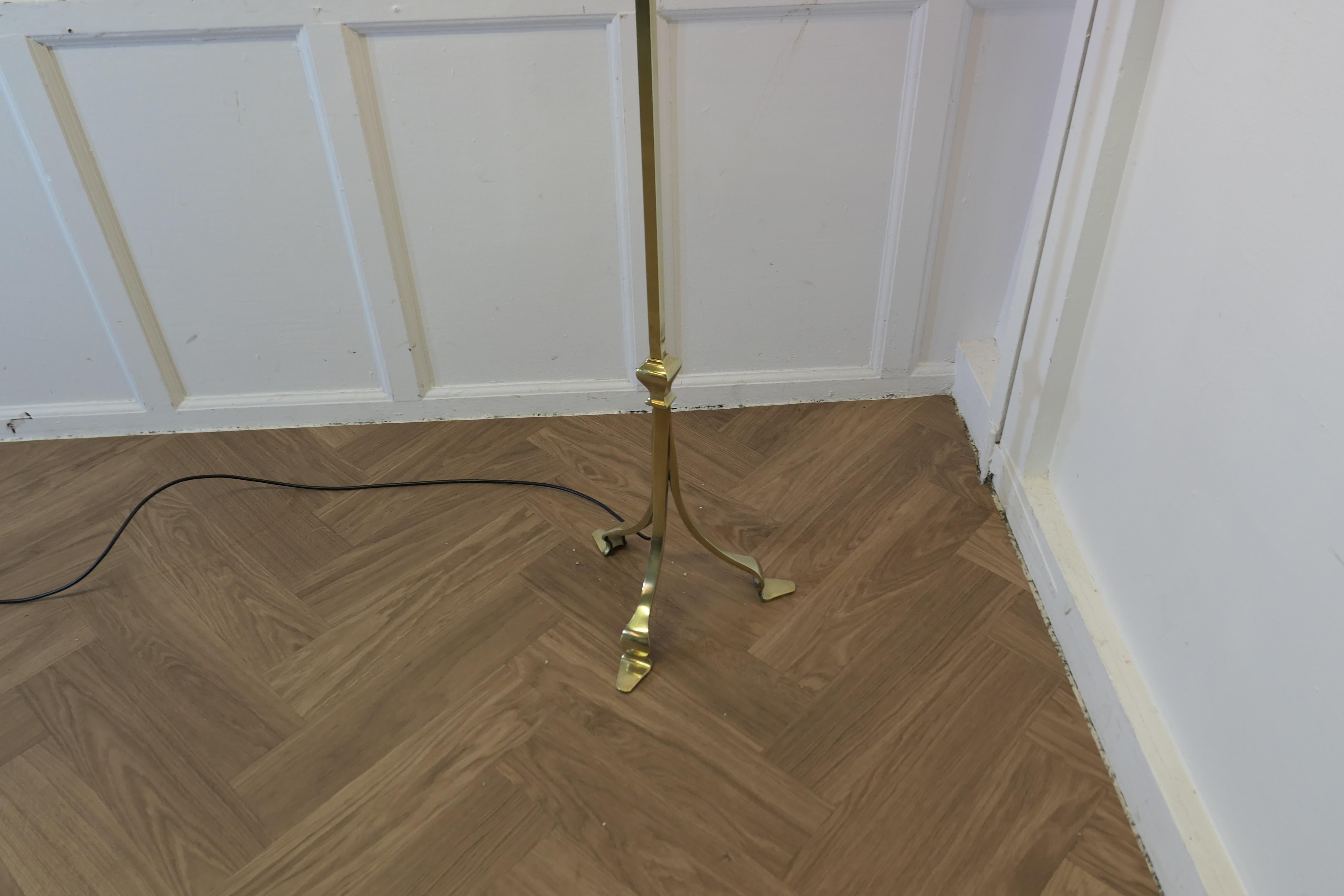 Laiton Très attrayant lampadaire Arts and Crafts en laiton, lampe standard en vente