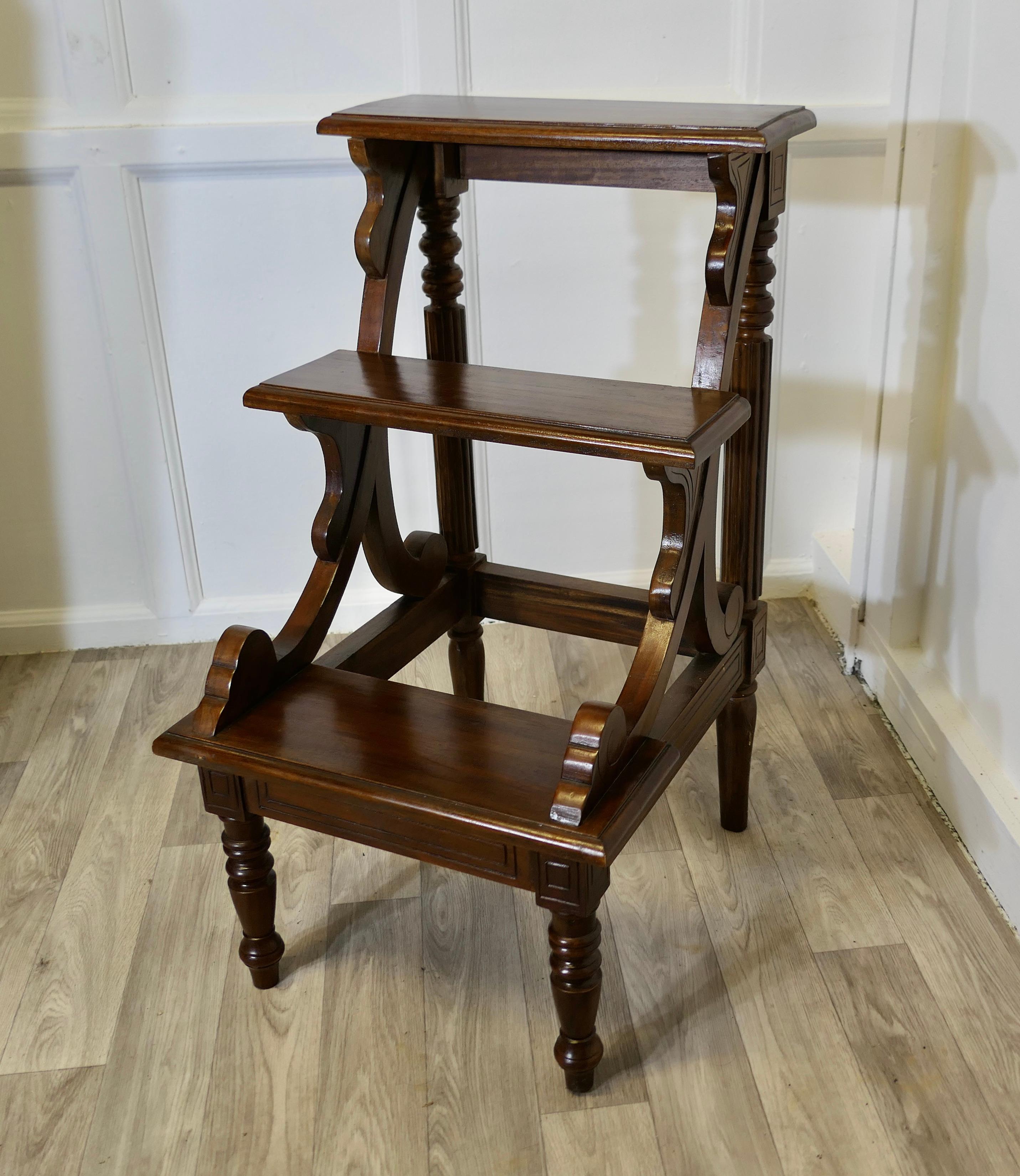 Very Attractive Edwardian Style Library Steps   This is a sturdy solid piece In Good Condition In Godshill, Isle of Wight