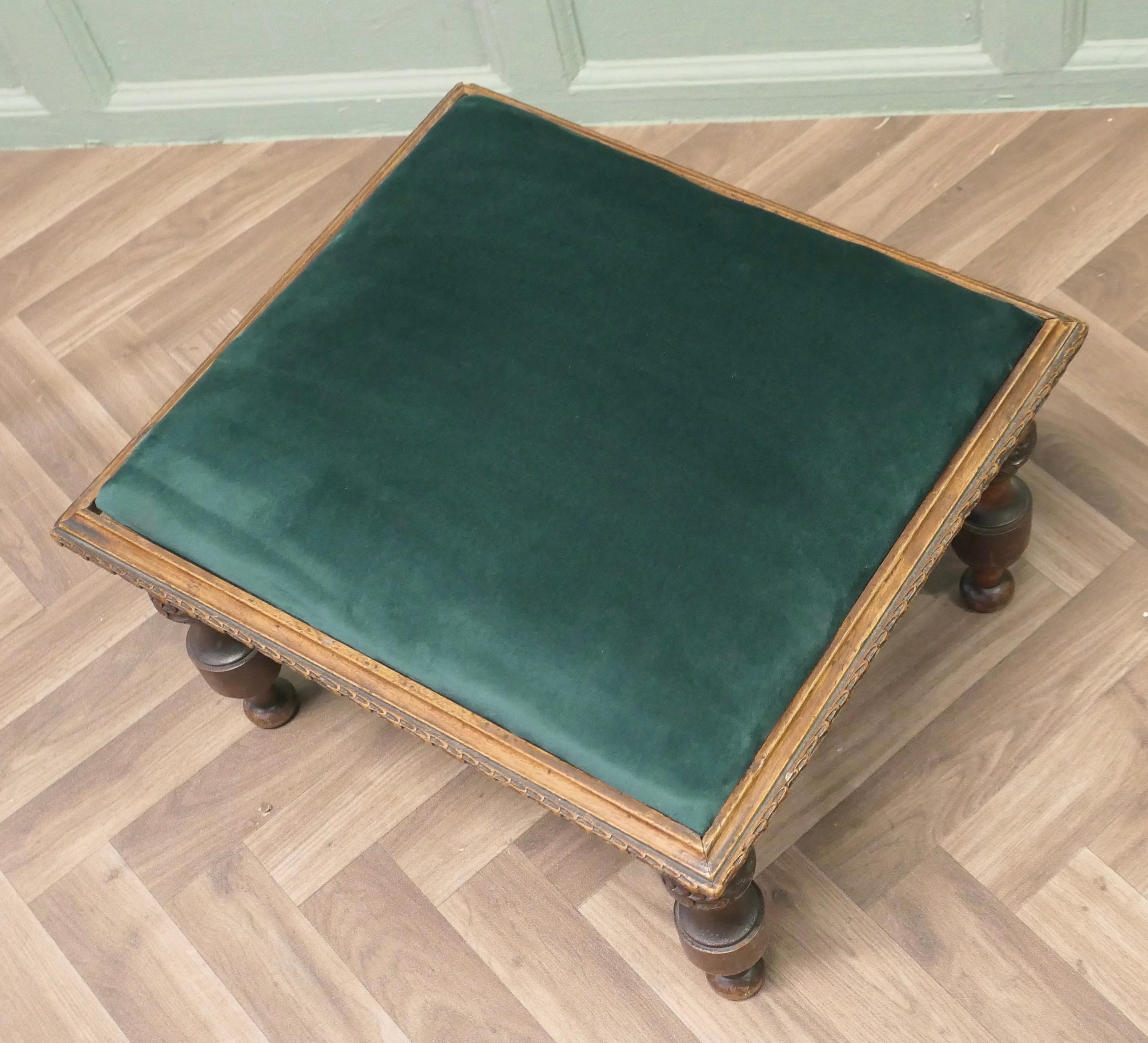 Velours vert très attrayant  Tabouret de pied

Il s'agit d'une pièce victorienne, faite en noyer et recouverte de velours vert neuf, le tabouret a des pieds tournés, le siège est encadré en noyer et il a une civière en X au sol,  tous en bon état