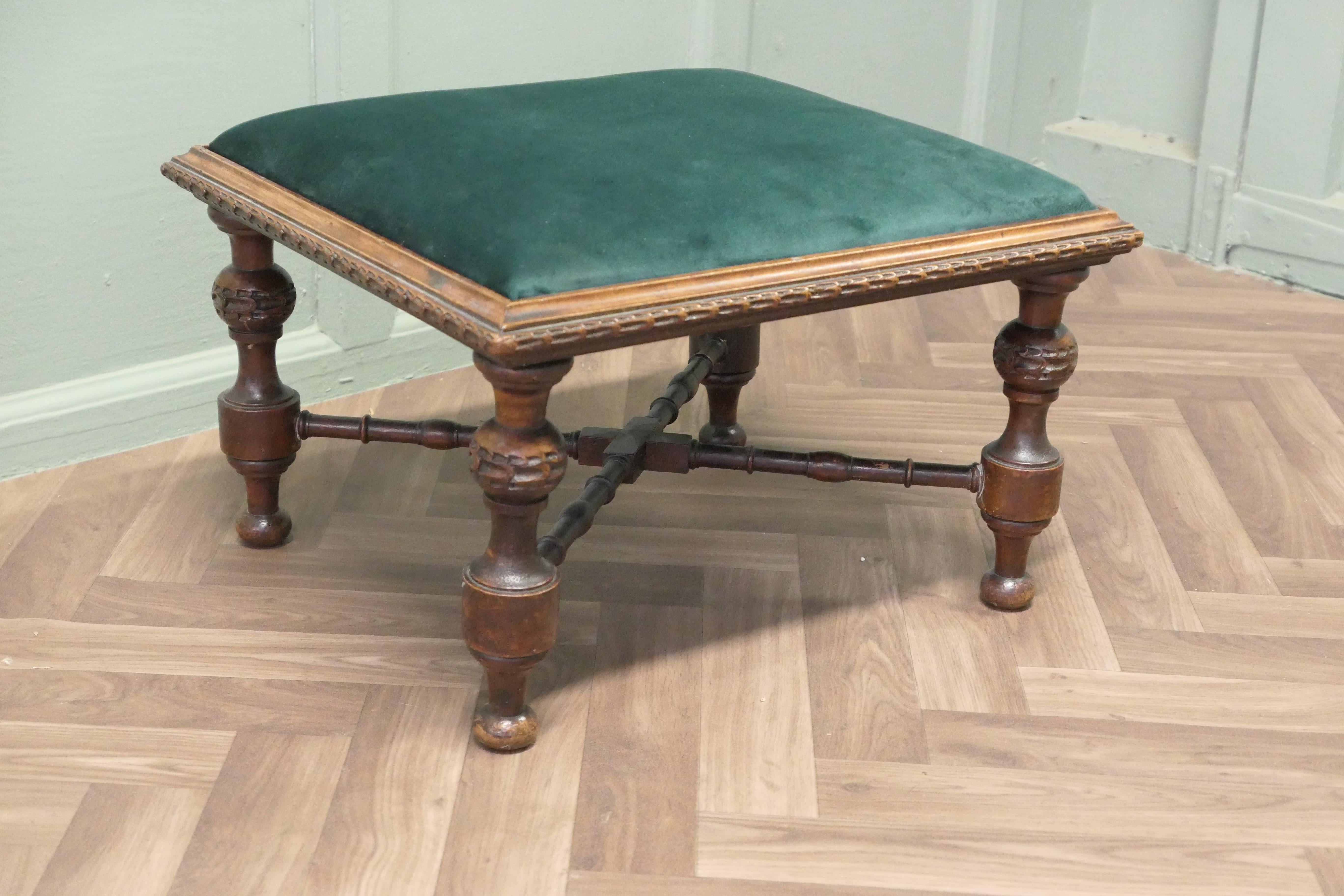 Victorien Velours vert très attrayant  Tabouret de pied  Il s'agit d'une pièce victorienne en vente