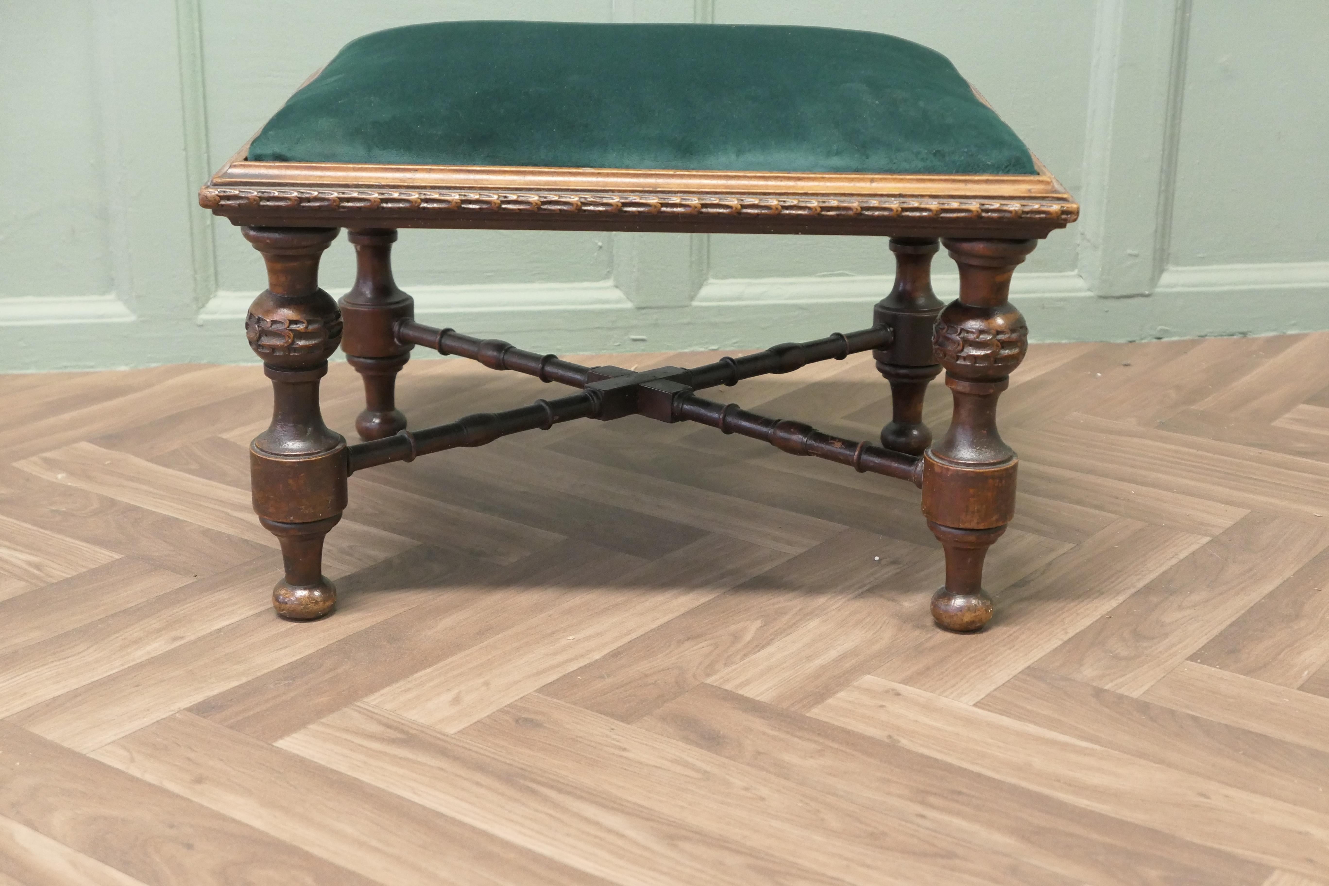 Velours vert très attrayant  Tabouret de pied  Il s'agit d'une pièce victorienne Bon état - En vente à Godshill, Isle of Wight