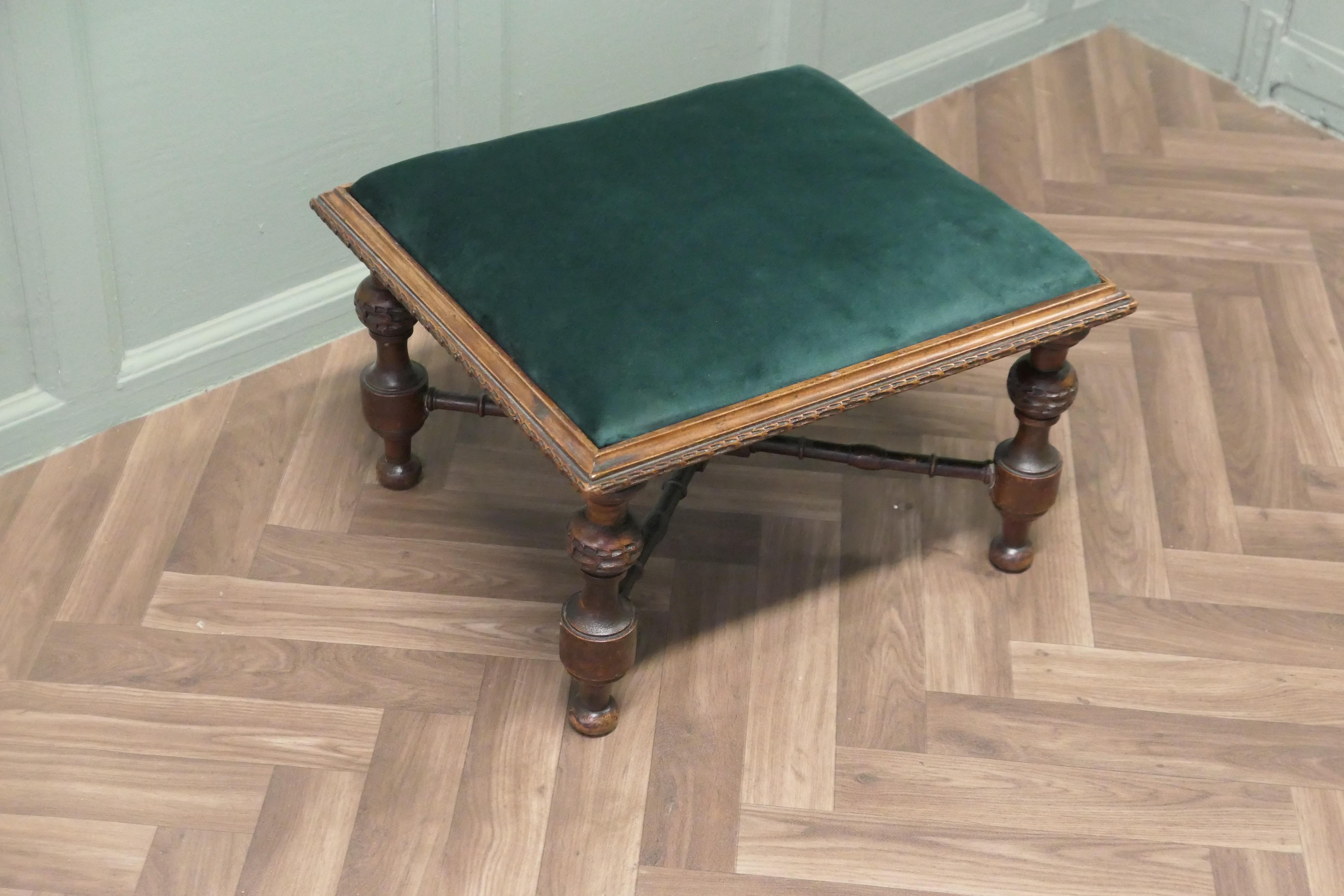 XIXe siècle Velours vert très attrayant  Tabouret de pied  Il s'agit d'une pièce victorienne en vente