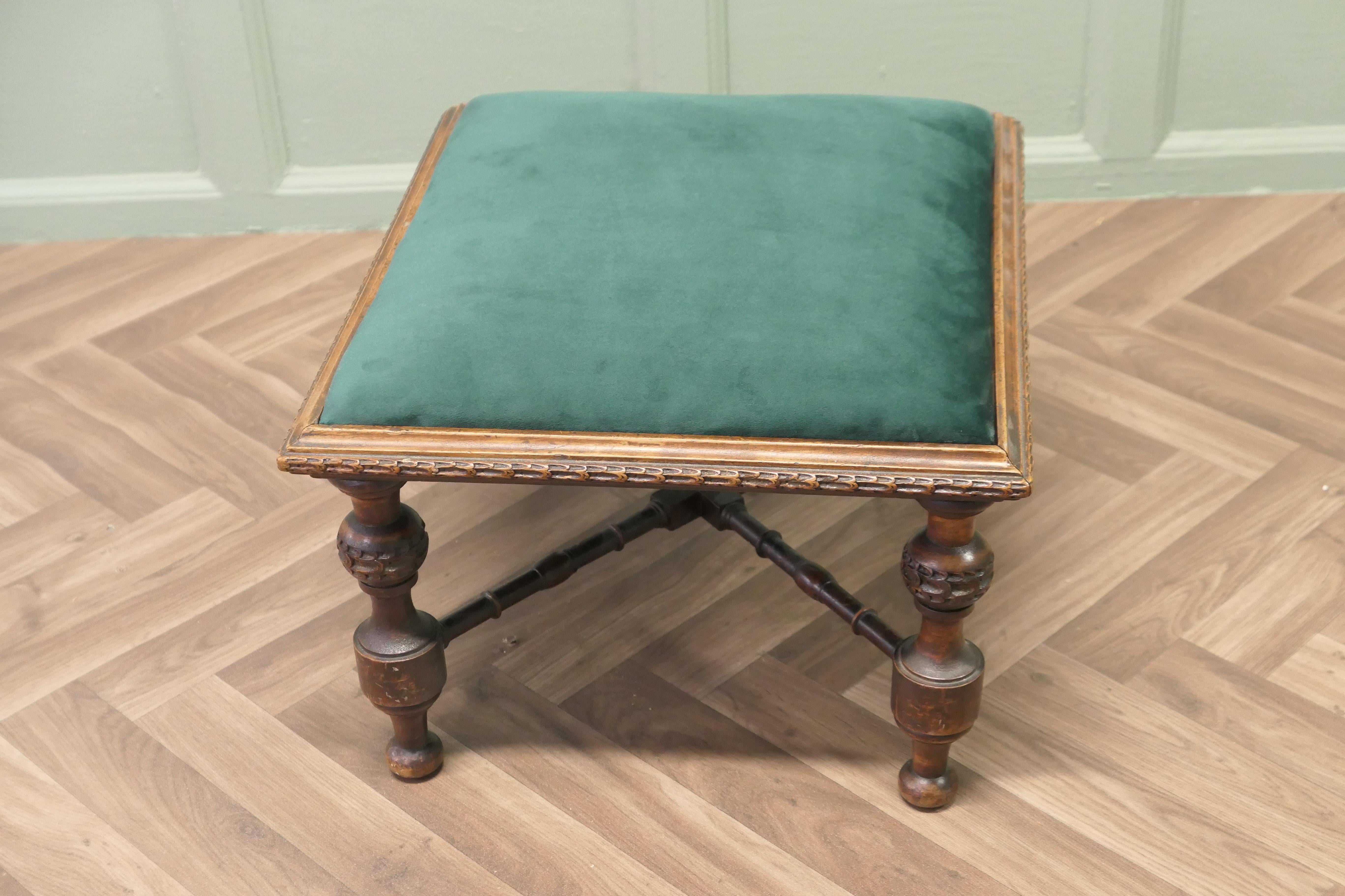 Noyer Velours vert très attrayant  Tabouret de pied  Il s'agit d'une pièce victorienne en vente