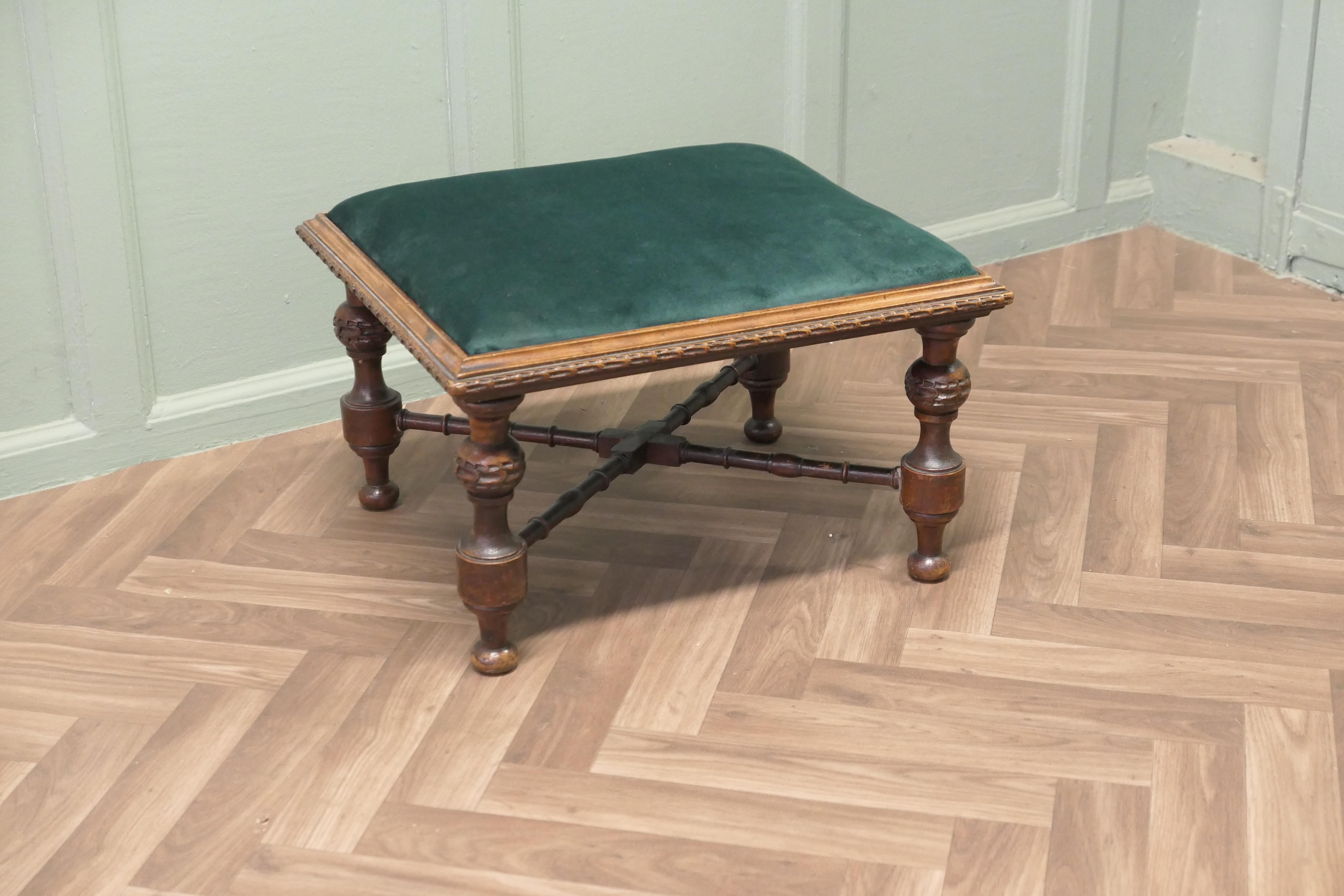 Velours vert très attrayant  Tabouret de pied  Il s'agit d'une pièce victorienne en vente 1