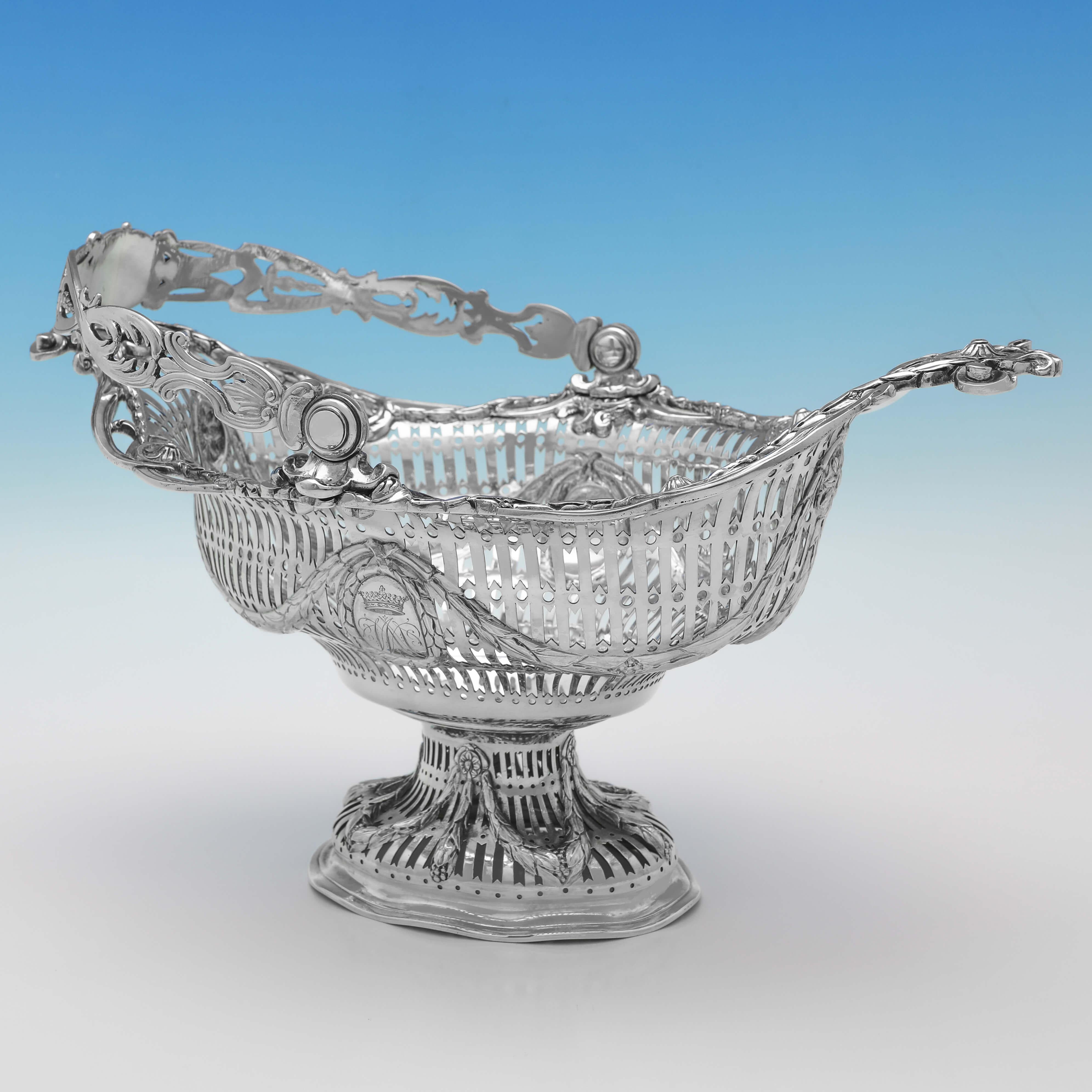 English Very attractive pair of antique sterling silver baskets - George Fox London 1882 For Sale