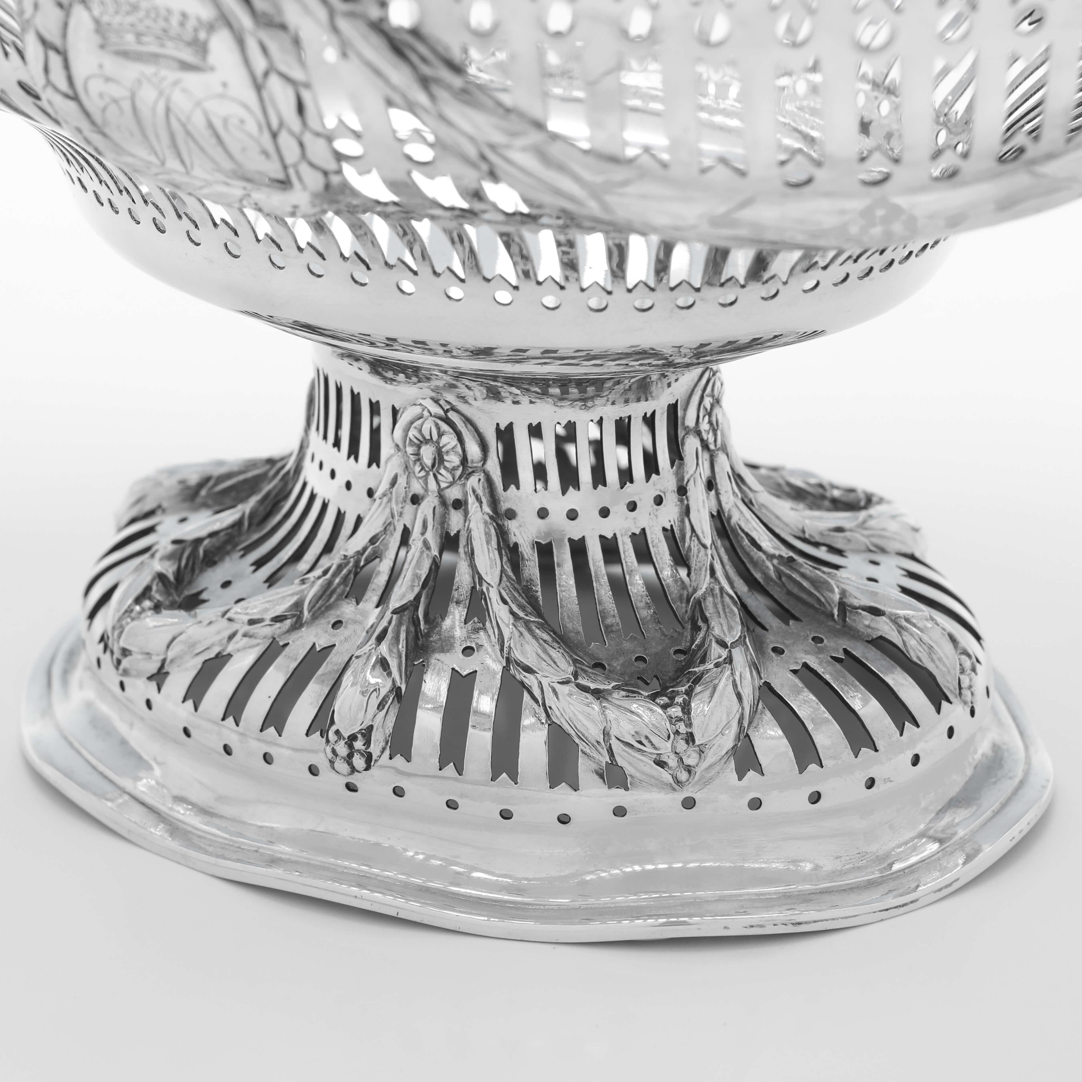 Late 19th Century Very attractive pair of antique sterling silver baskets - George Fox London 1882 For Sale