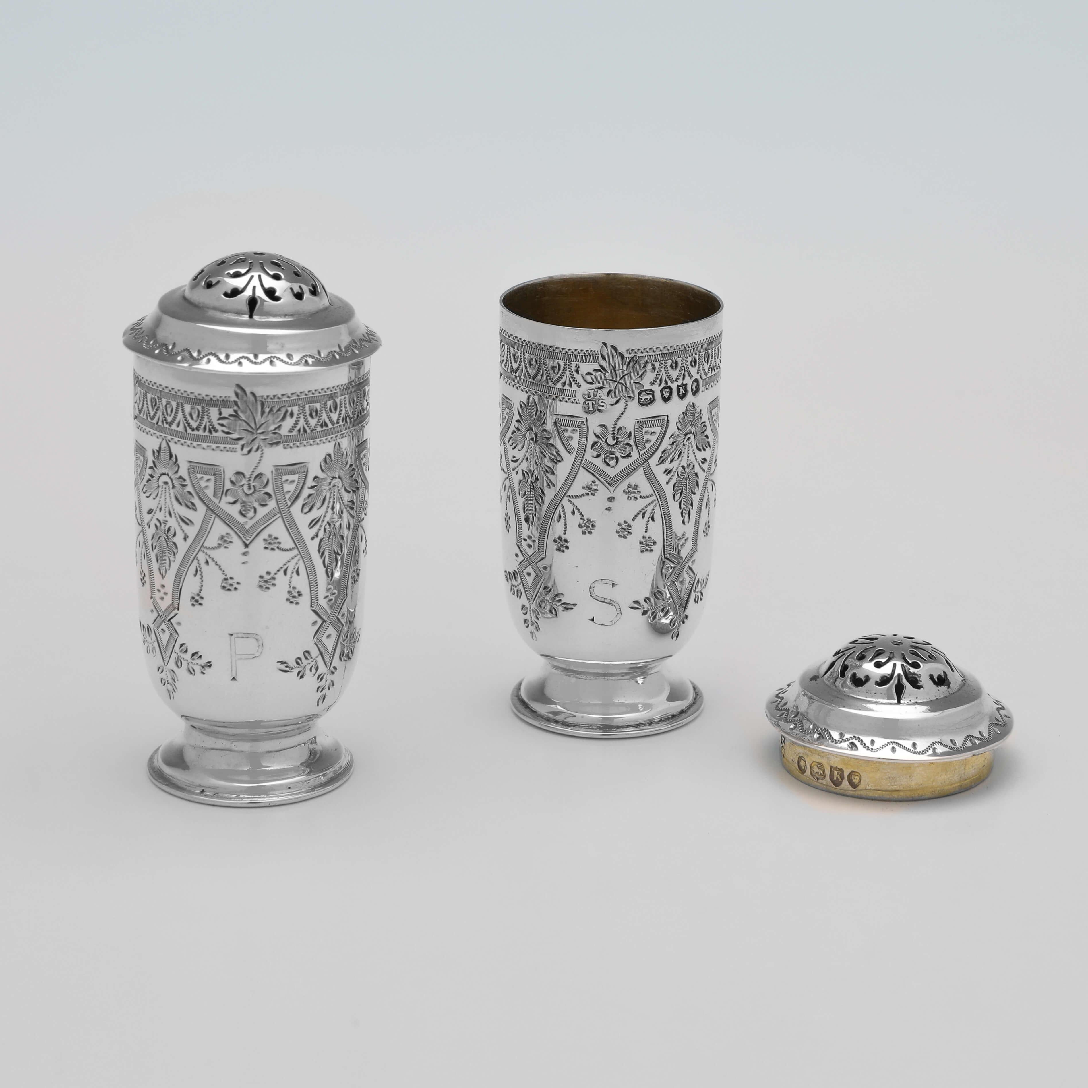Atractivo Juego Victoriano Antiguo de Condimentos de Plata de Ley en Caja, 1885 Inglés en venta