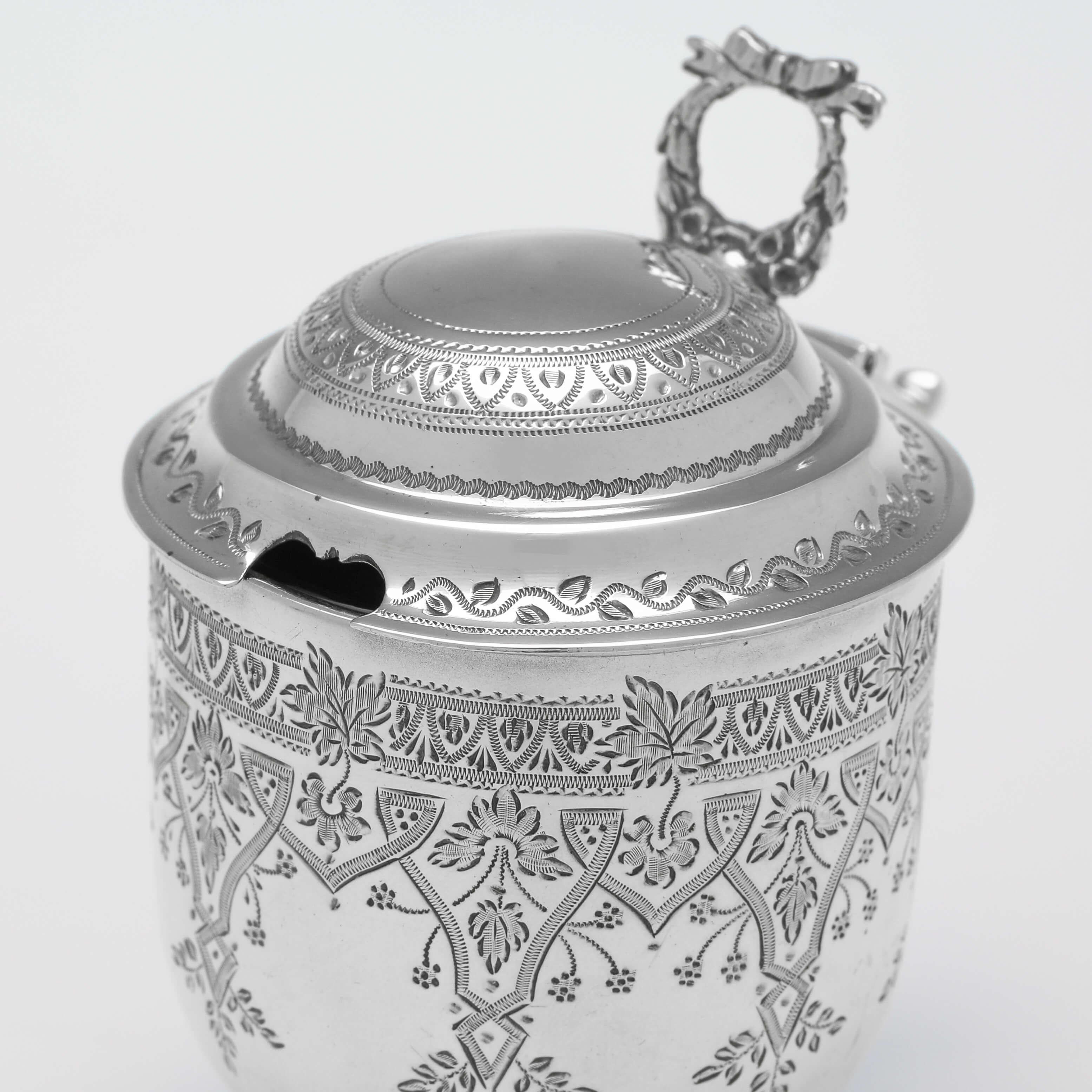 Très élégant service à condiments victorien ancien en argent sterling dans une boîte, 1885 Bon état - En vente à London, London