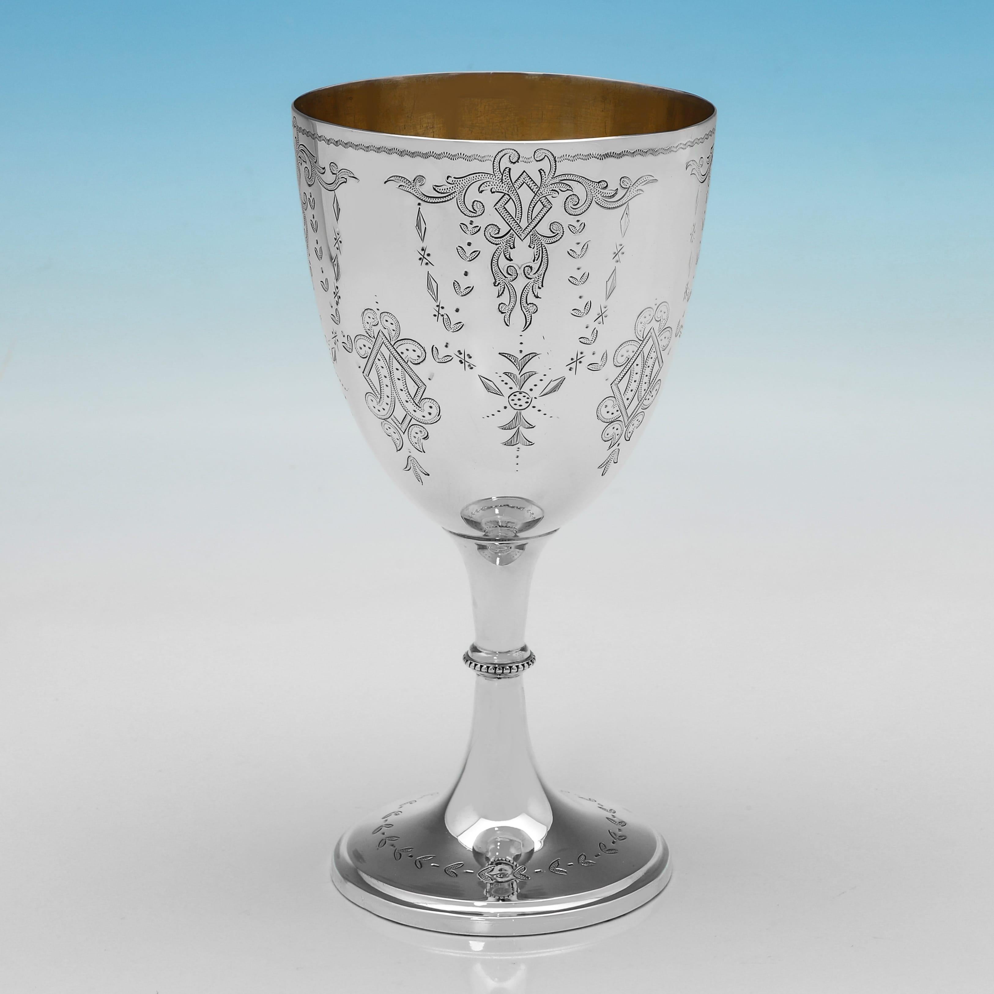 Poinçonné à Sheffield en 1869 par Fenton Brothers Ltd, cet attrayant gobelet victorien en argent sterling ancien présente un magnifique décor gravé en taille douce, un intérieur doré et un écusson gravé. Le gobelet mesure 18 cm de haut, 9,5 cm de