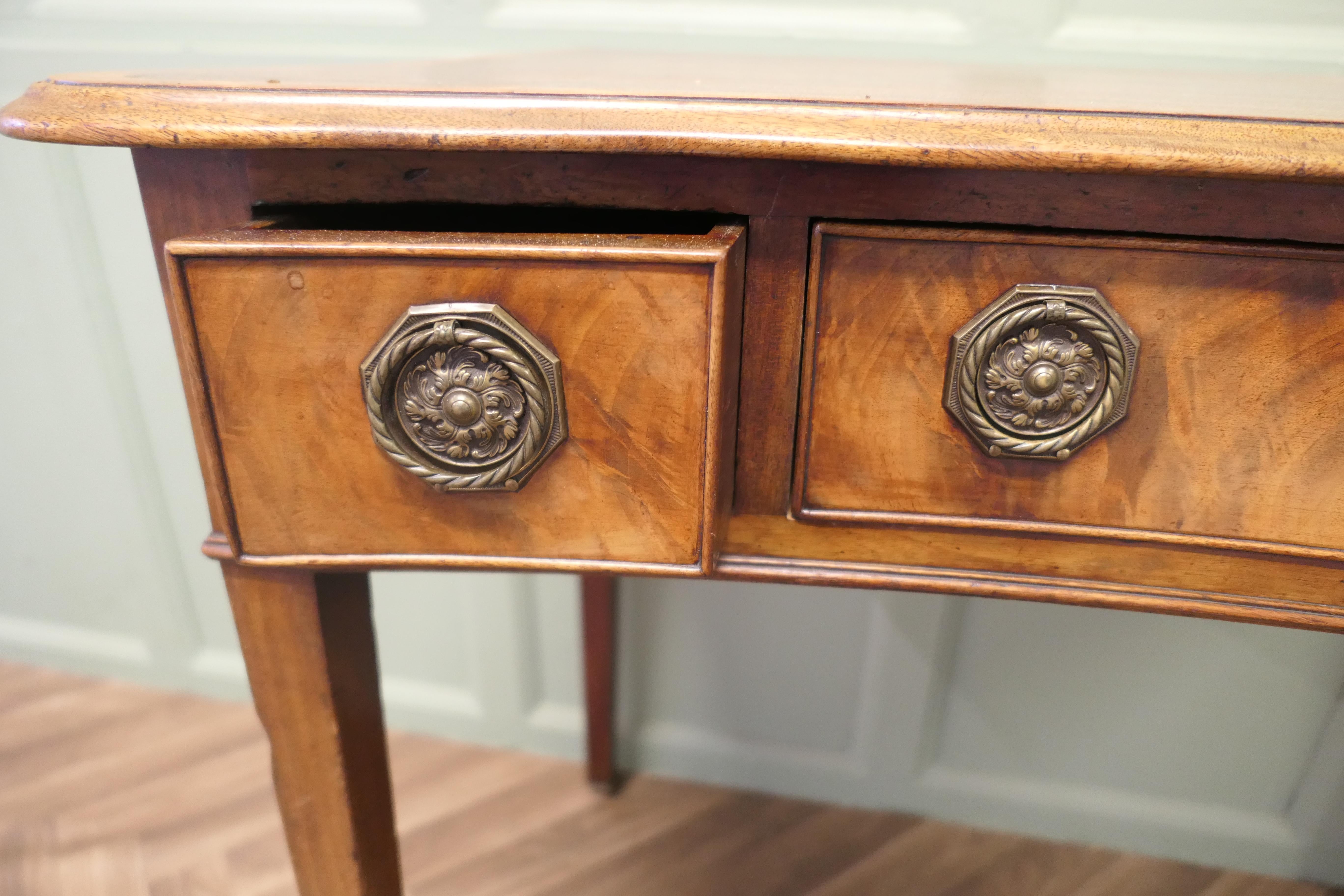 Very Attractive Victorian Walnut Writing or Side Table In Good Condition For Sale In Godshill, Isle of Wight