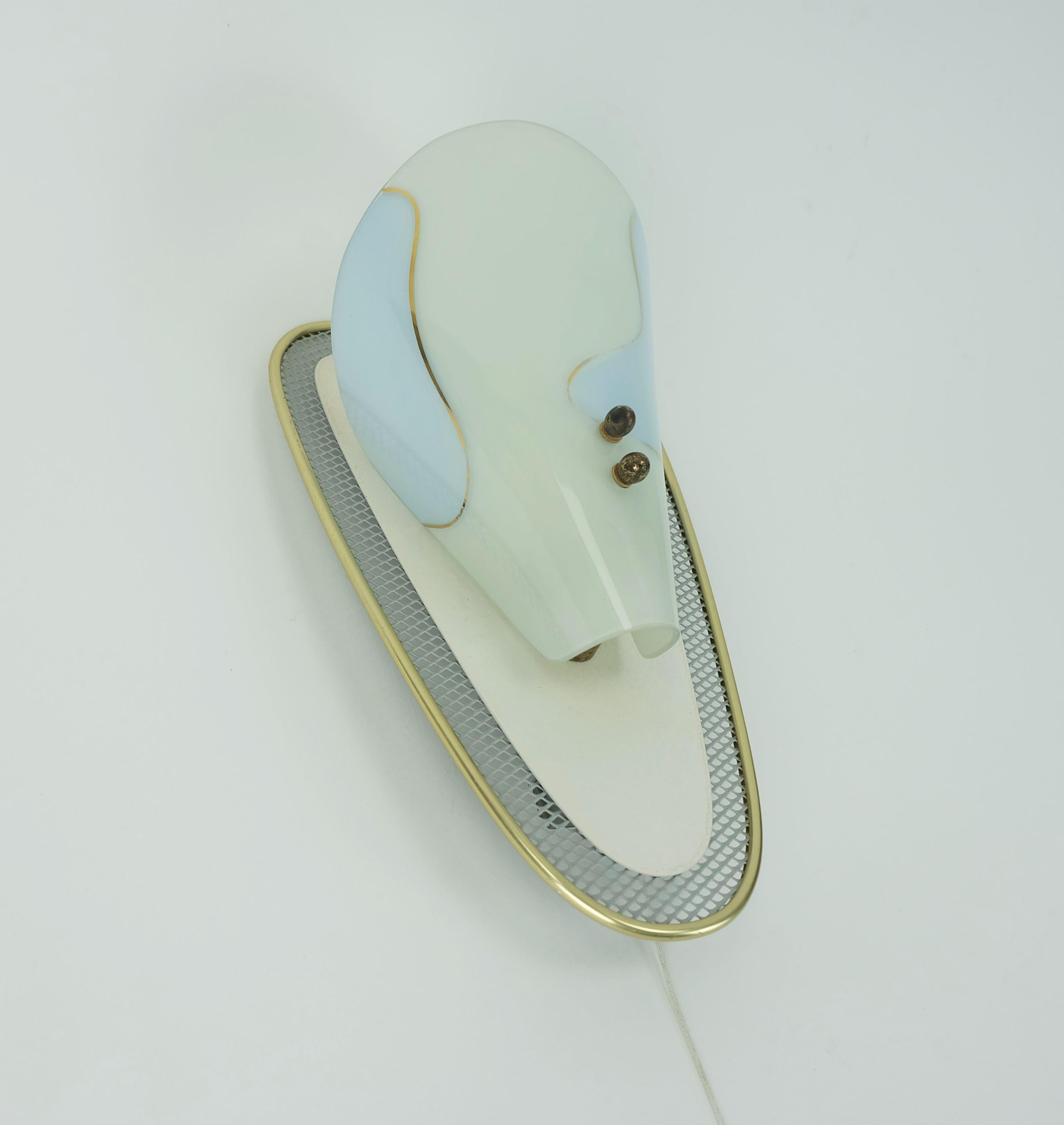 very beautiful 1950s SCONCE metal mesh and brass with glass shade In Good Condition For Sale In Mannheim, DE
