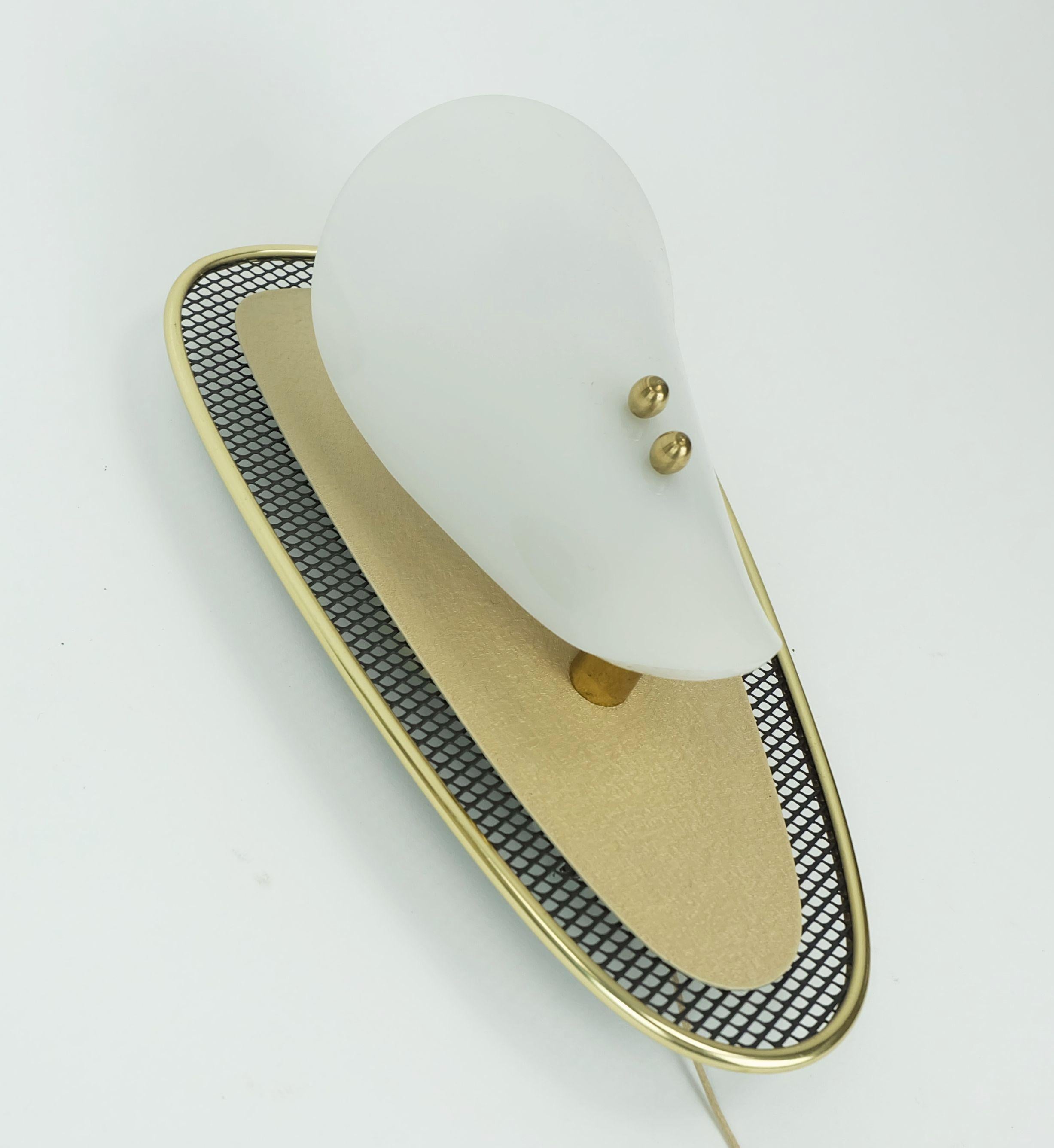 very beautiful 1950s SCONCE metal mesh and brass with white acrylic shade In Good Condition For Sale In Mannheim, DE
