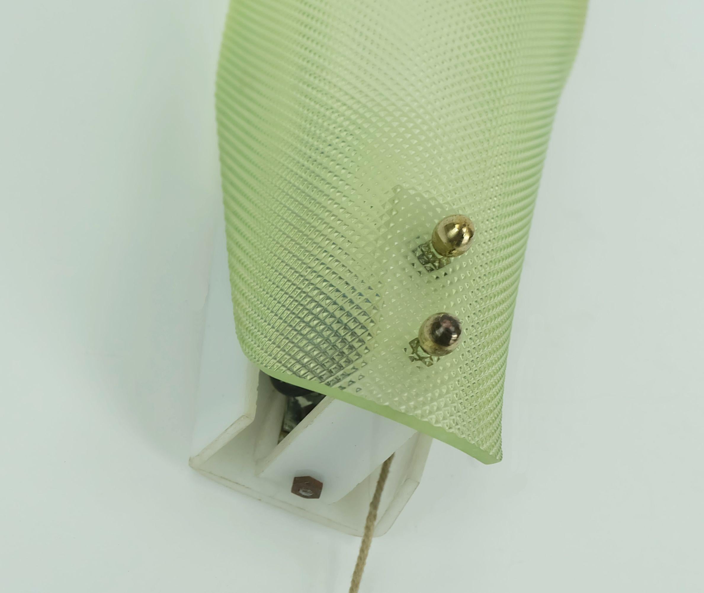 Mid-Century moderno bellissimo SCONCINO anni '50 con paralume in acrilico verde in vendita
