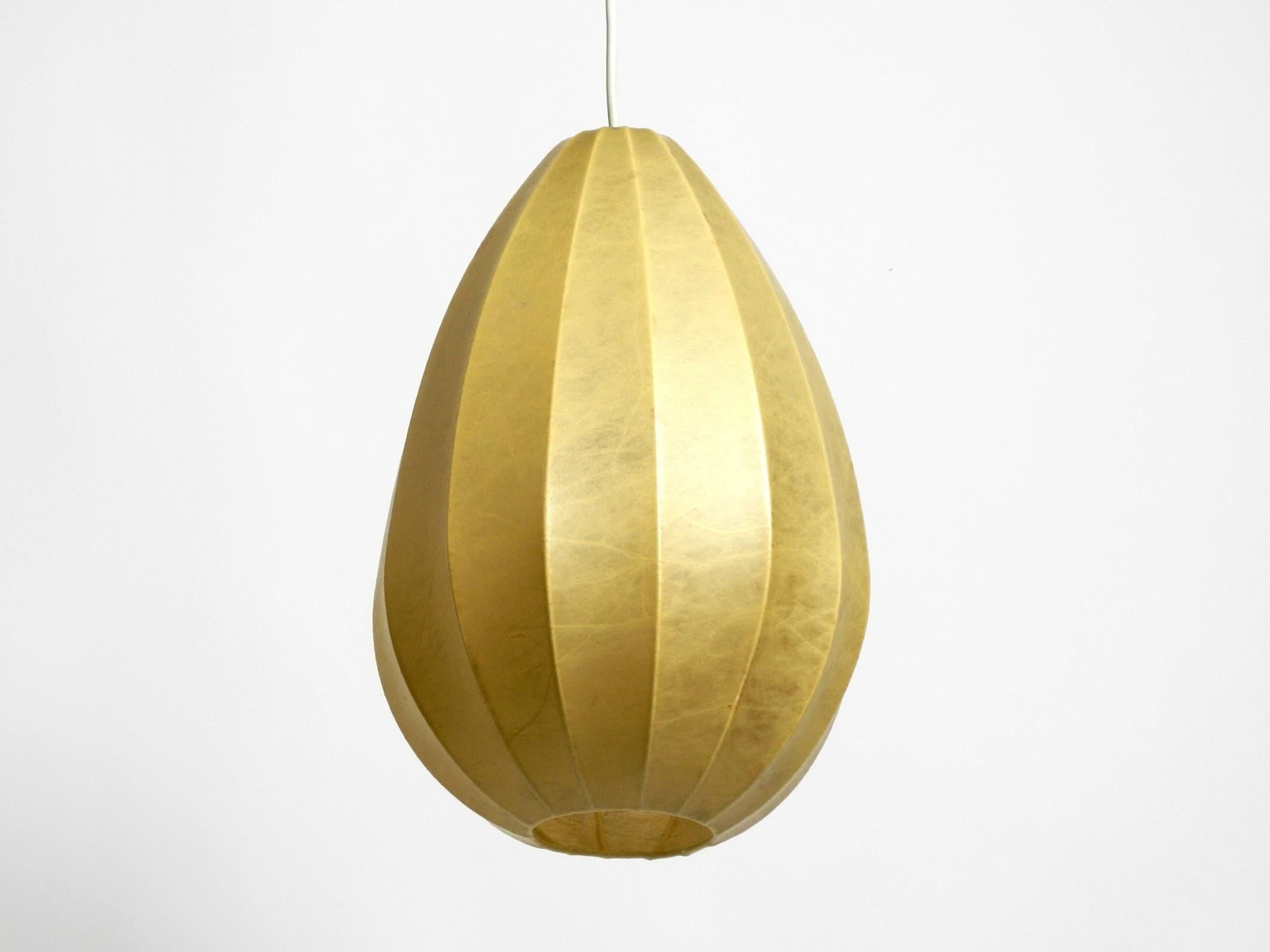Very nice 1960s vintage Cocoon pendant lamp. Great minimalist design in this rare egg shape. Very good original vintage condition.
Creates a very pleasant warm light.
The cocoon shade has no damage, no tears or holes.
The shade has become a bit dark
