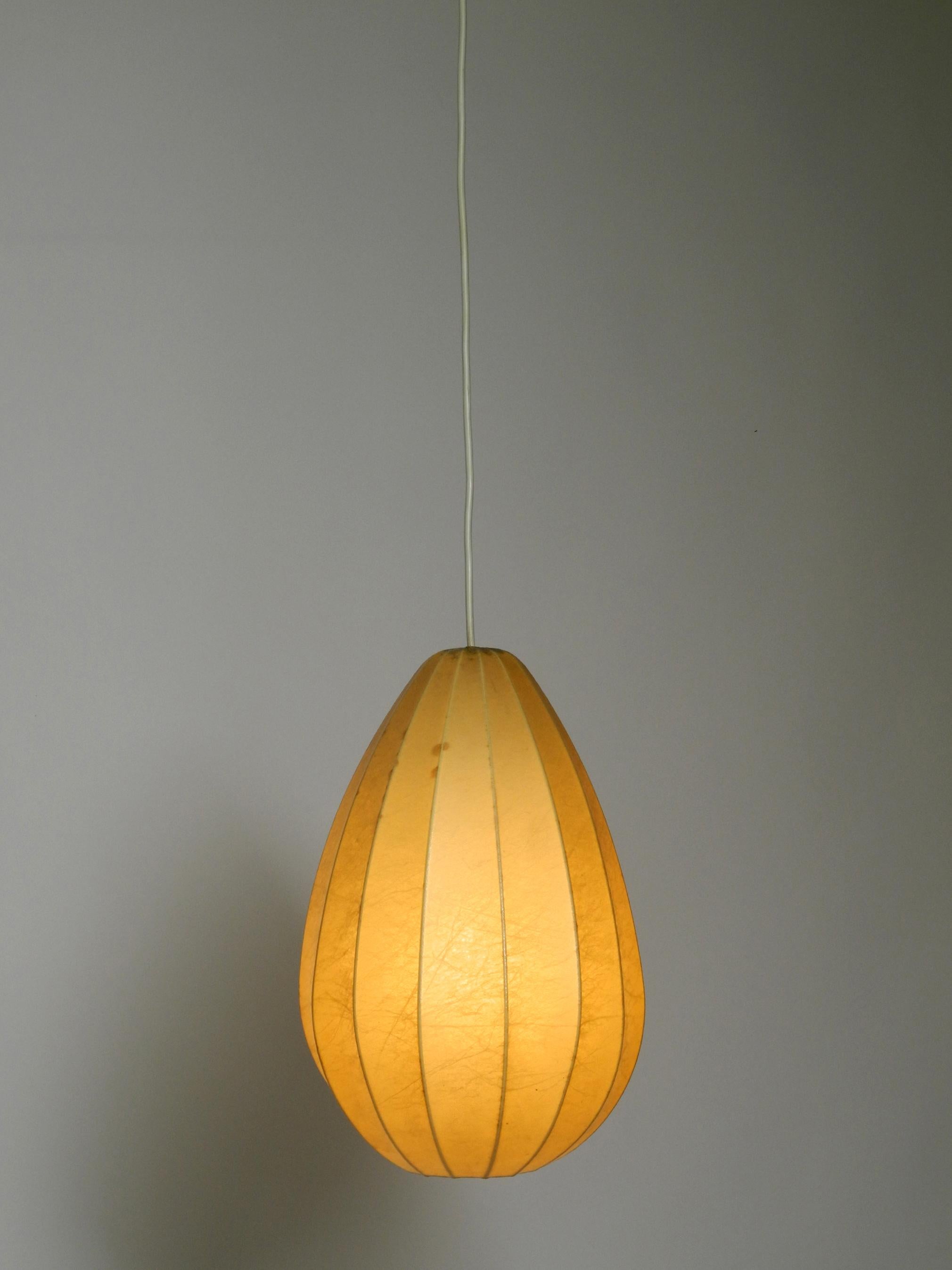 Very beautiful 1960s vintage Cocoon pendant lamp in a minimalist design In Good Condition In München, DE