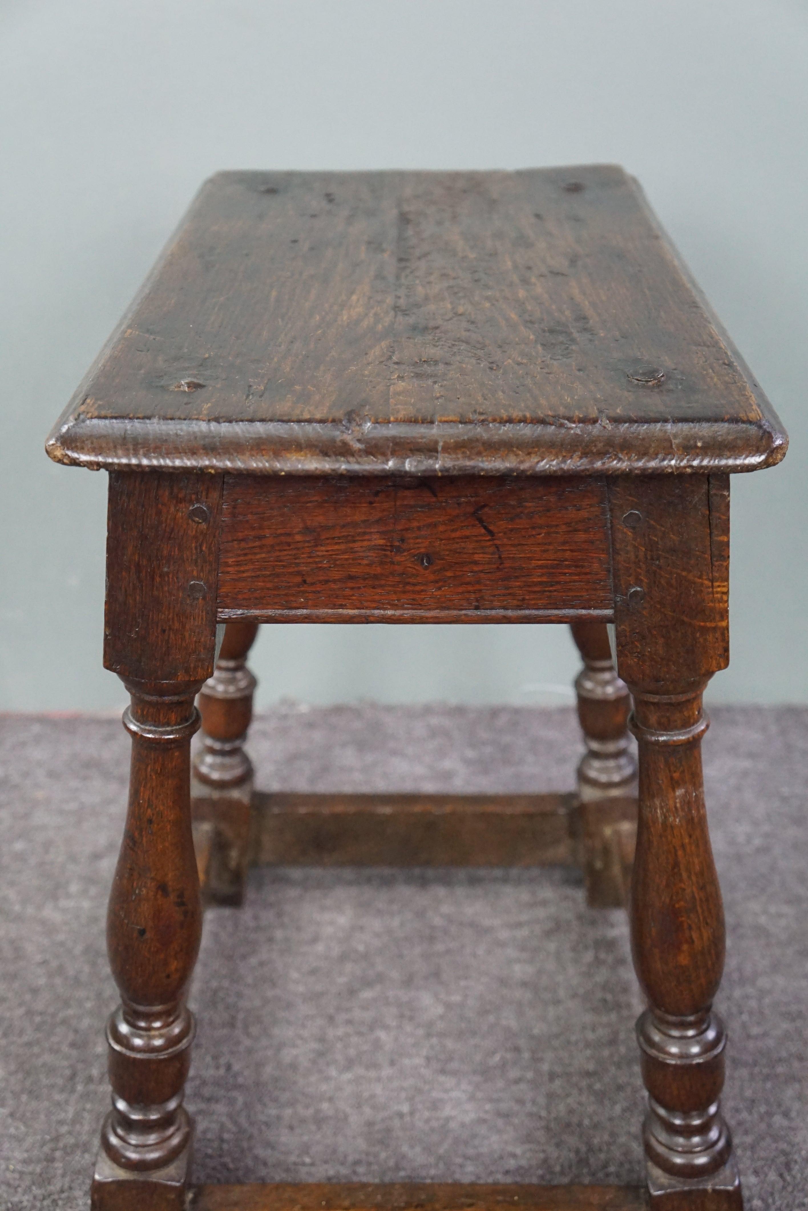 Very beautiful and original 16th-century English oak joint stool In Good Condition For Sale In Harderwijk, NL