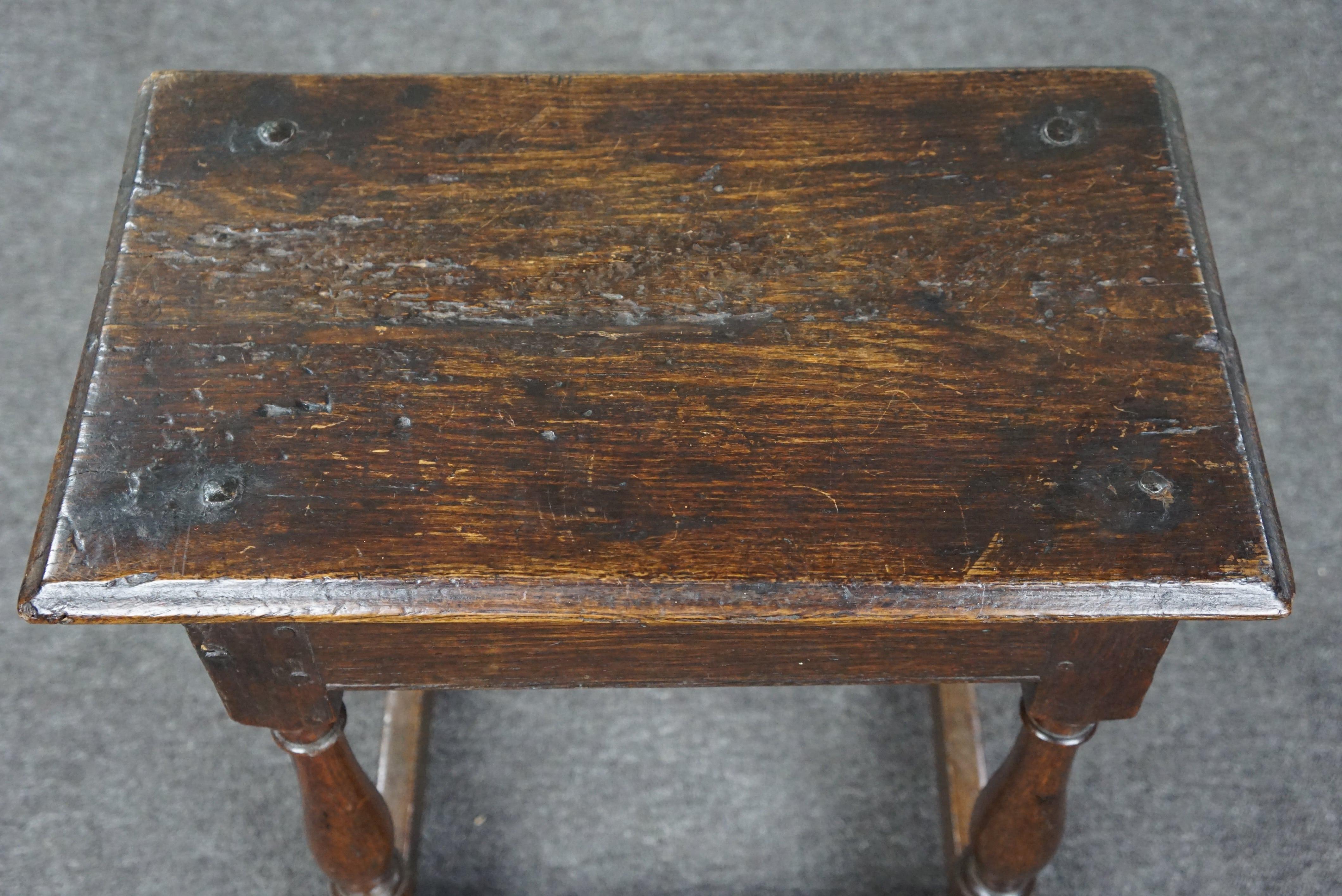 Very beautiful and original 16th-century English oak joint stool For Sale 2