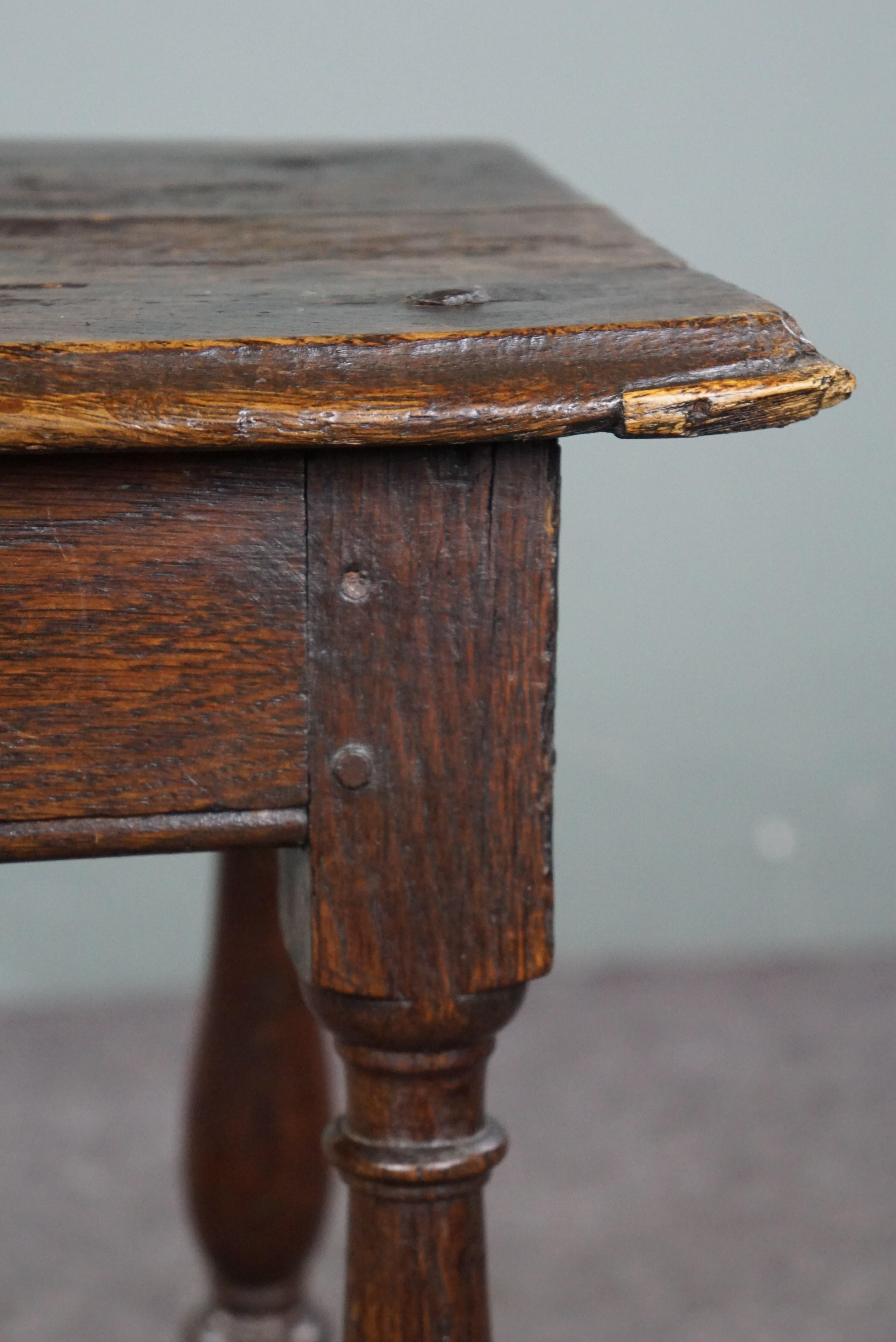 Very beautiful and original 16th-century English oak joint stool For Sale 3
