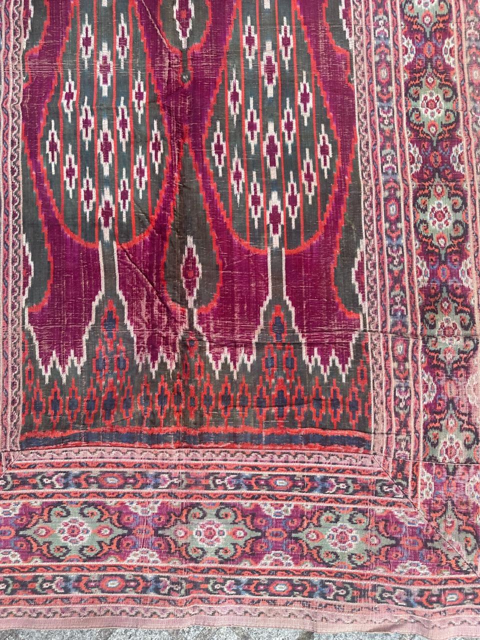 Maravilloso tapiz de terciopelo kashan coleccionable de finales del siglo XIX, de bonito diseño y hermosos colores naturales. Muy decorativo y en correcto estado con algunos desgastes debidos a la edad y al uso, totalmente hecho a mano con seda