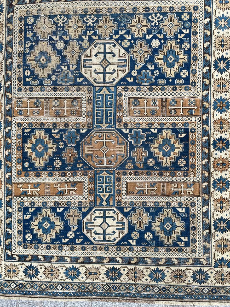 Joli tapis shirvan caucasien de la fin du 19e siècle avec de beaux motifs géométriques et stylisés et de belles couleurs naturelles avec un fond bleu, du marron clair, du marron foncé, du jaune, du beige, du gris, du bleu et du blanc dans le motif,