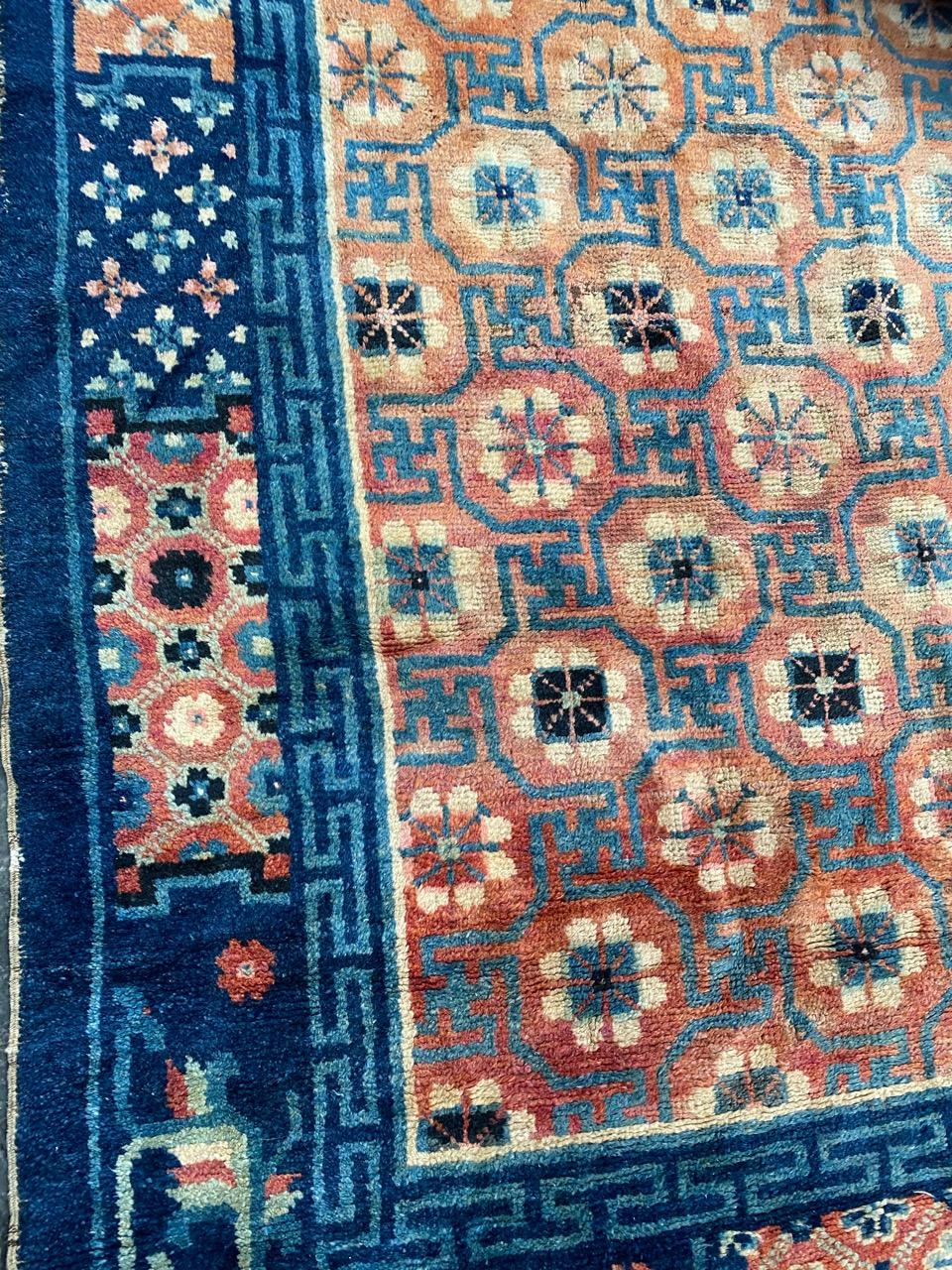 Nice late 19th century Chinese rug with a Chinese geometrical design and beautiful natural colors, entirely hand knotted with wool velvet on cotton foundation.

✨✨✨

